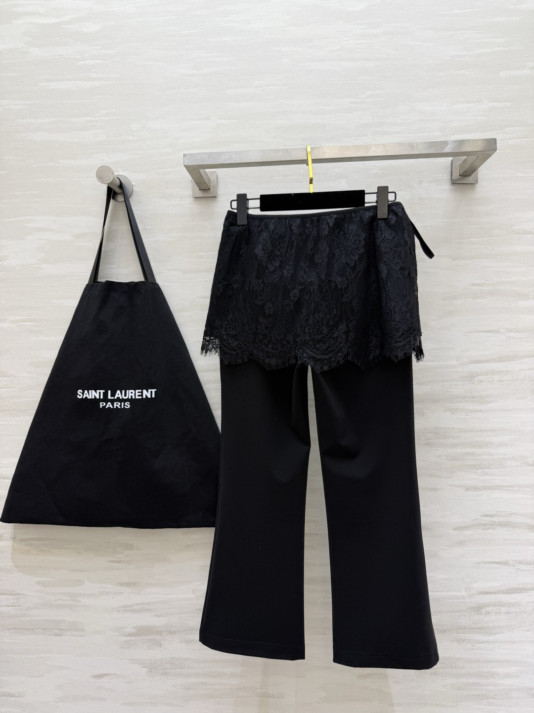 ysl²⁶ 「纯欲感拉满｜蕾丝罩衫+微喇小黑裤」 蕾丝半裙罩衫 精致花纹+毛边下摆 自带柔焦滤镜 氛围感