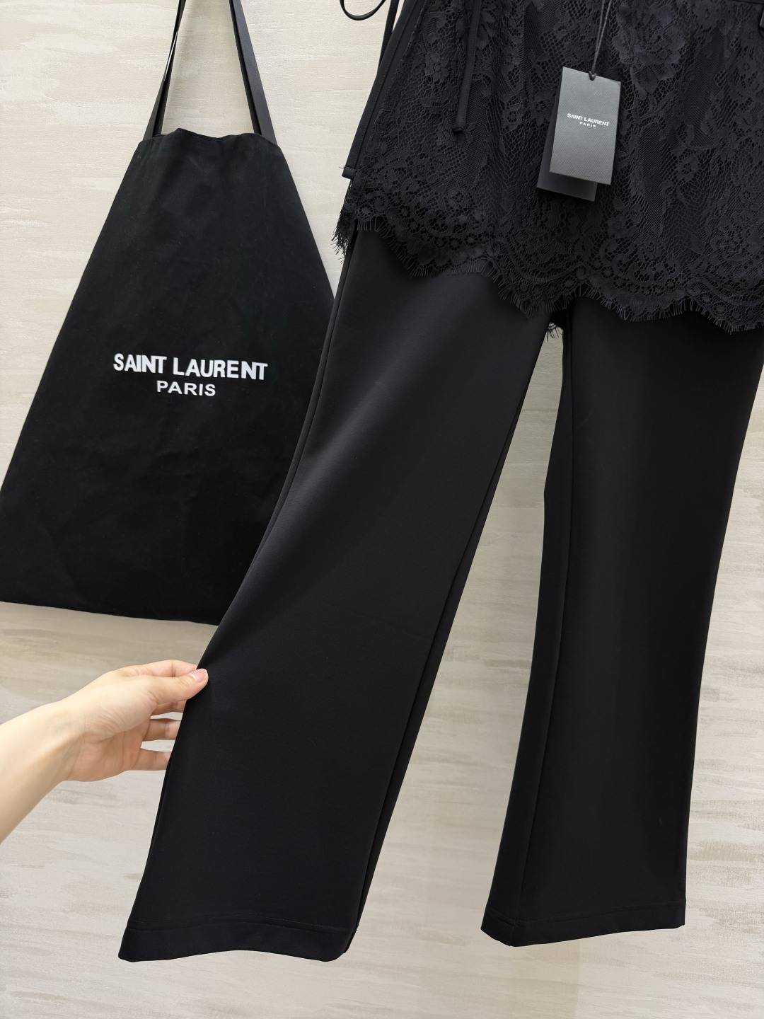 ysl²⁶ 「纯欲感拉满｜蕾丝罩衫+微喇小黑裤」 蕾丝半裙罩衫 精致花纹+毛边下摆 自带柔焦滤镜 氛围感