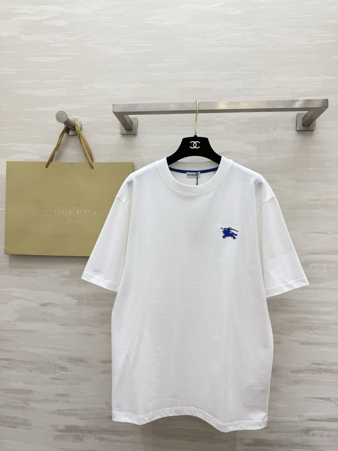 NO:862273,Burberr Blue Label War Horse Short Sleeve | Men's versatile basic T. Classic small war horse embroidery. Klein blue contrasting color is super eye-catching. High-count combed cotton fabric is soft, breathable and not sweaty. Black and white colors can be worn with eyes closed. It can be worn for commuting and leisure. It is loose and does not pick on the figure. Couples can also get a pair of high-quality customization.  Available in stock first size S/M/L (S size shoulder width 50, bust 104, length 71), Burberry-clothing, burberry, T-shirt,19860909Burberr蓝标战马短袖｜男士百搭基础T 经典小战马刺绣 克莱因蓝撞色超吸睛 高支精梳棉面料软糯透气不闷汗 黑白两色闭眼入 通勤休闲都能搭上身宽松不挑身材,情侣也能凑一对高品质定制 现货首发sizeS/M/L（S码肩宽50,胸围104,衣长71）,博柏利-服装,burberry,T-shirt,,Women's clothing