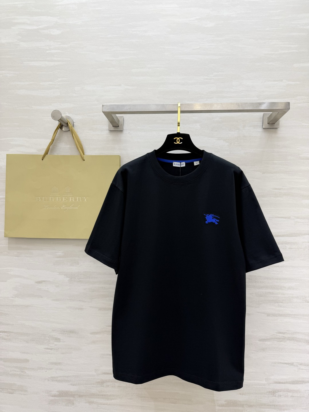 NO:862297,Burberr Blue Label War Horse Short Sleeve | Men's versatile basic T. Classic small war horse embroidery. Klein blue contrasting color is super eye-catching. High-count combed cotton fabric is soft, breathable and not sweaty. Black and white colors can be worn with eyes closed. It can be worn for commuting and leisure. It is loose and does not pick on the figure. Couples can also get a pair of high-quality customization.  Available in stock first size S/M/L (S size shoulder width 50, bust 104, length 71), Burberry-clothing, burberry, T-shirt,19860909Burberr蓝标战马短袖｜男士百搭基础T 经典小战马刺绣 克莱因蓝撞色超吸睛 高支精梳棉面料软糯透气不闷汗 黑白两色闭眼入 通勤休闲都能搭上身宽松不挑身材,情侣也能凑一对高品质定制 现货首发sizeS/M/L（S码肩宽50,胸围104,衣长71）,博柏利-服装,burberry,T-shirt,,Women's clothing