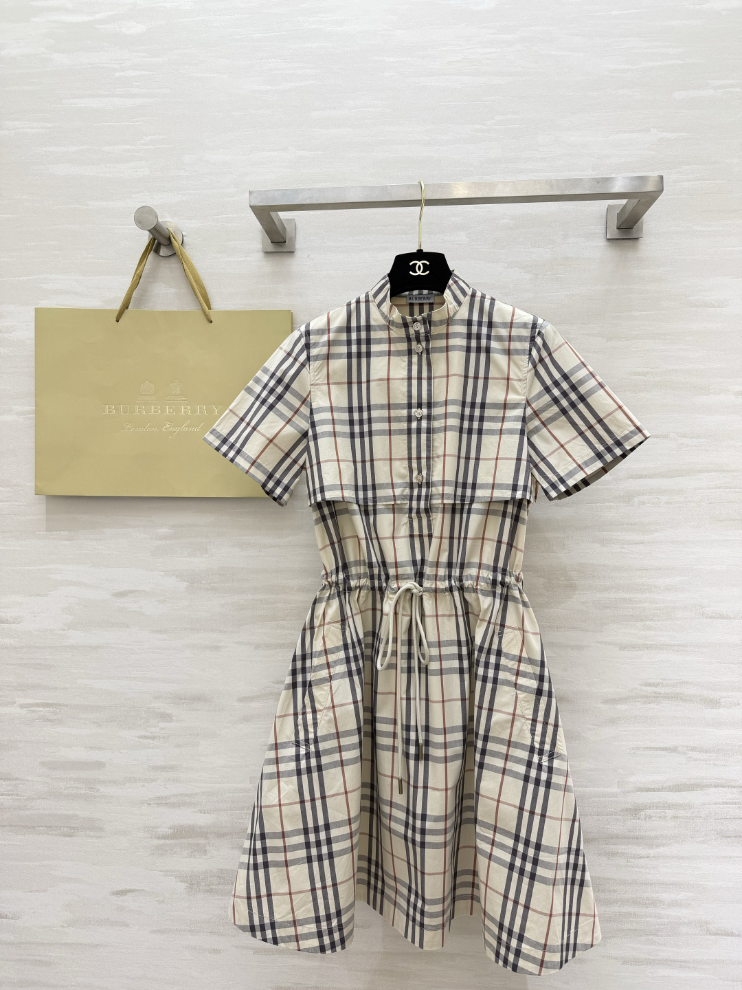 NO:862115,Burberr British style pattern workwear dress, one pink and one khaki, both gentle and grand, waist slimming, perfect for daily commuting and outings, high quality customization, available in stock first size S/M/L/XL/XXL (S size shoulder width 36, bust 92, skirt length 95), Burberry - clothing, burberry, skirts,19860909Burberr英伦风格纹气质工装连衣裙 一粉一卡其 温柔与大气兼得 收腰巨显瘦 日常通勤出游都绝 高品质定制 现货首发sizeS/M/L/XL/XXL（S码肩宽36,胸围92,裙长95）,博柏利-服装,burberry,skirts,,Women's clothing