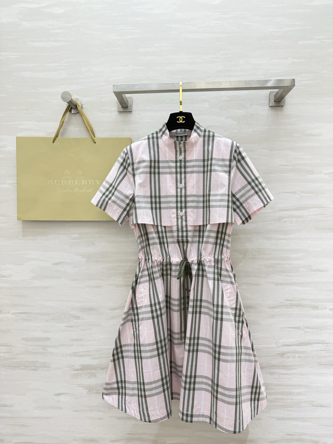 NO:862142,Burberr British style pattern workwear dress, one pink and one khaki, both gentle and grand, waist slimming, perfect for daily commuting and outings, high quality customization, available in stock first size S/M/L/XL/XXL (S size shoulder width 36, bust 92, skirt length 95), Burberry - clothing, burberry, skirts,19860909Burberr英伦风格纹气质工装连衣裙 一粉一卡其 温柔与大气兼得 收腰巨显瘦 日常通勤出游都绝 高品质定制 现货首发sizeS/M/L/XL/XXL（S码肩宽36,胸围92,裙长95）,博柏利-服装,burberry,skirts,,Women's clothing