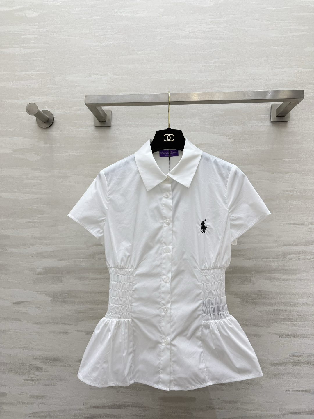 NO:862126,Ralph Lauren waist-cinching short-sleeved shirt with pony embroidery logo | A must-have for sweet girls when commuting. Classic lapels. Single-breasted design. The pony embroidery on the chest is highly recognizable. The elastic waist provides a waist-cinching fit. The ruffled fishtail hem at the hem shows off the proportions. The cotton material is smooth and breathable. Pure white/fine plaid two colors. Perfect for pairing with suit pants, skirts, and denim shorts!  High-quality customization, available in stock first size S/M/L (S size shoulder width 36, bust 84, length 59), women's clothing, loro piana, skirts, shorts, shirts, T-shirt, business suit,19860909Ralph Lauren收腰小马刺绣标短袖衬衫｜甜妹通勤刚需 经典翻领 单排扣设计 胸口小马刺绣辨识度拉满 腰部松紧打揽收腰版型 秒掐小蛮腰 下摆荷叶鱼尾边超显比例 棉料顺滑透气 纯白/细格两色 搭西装裤、半身裙、牛仔短裤全能！高品质定制 现货首发sizeS/M/L（s码肩宽36,胸围84,衣长59）,女装,loro piana,skirts,shorts,shirts,T-shirt,business suit,,Women's clothing