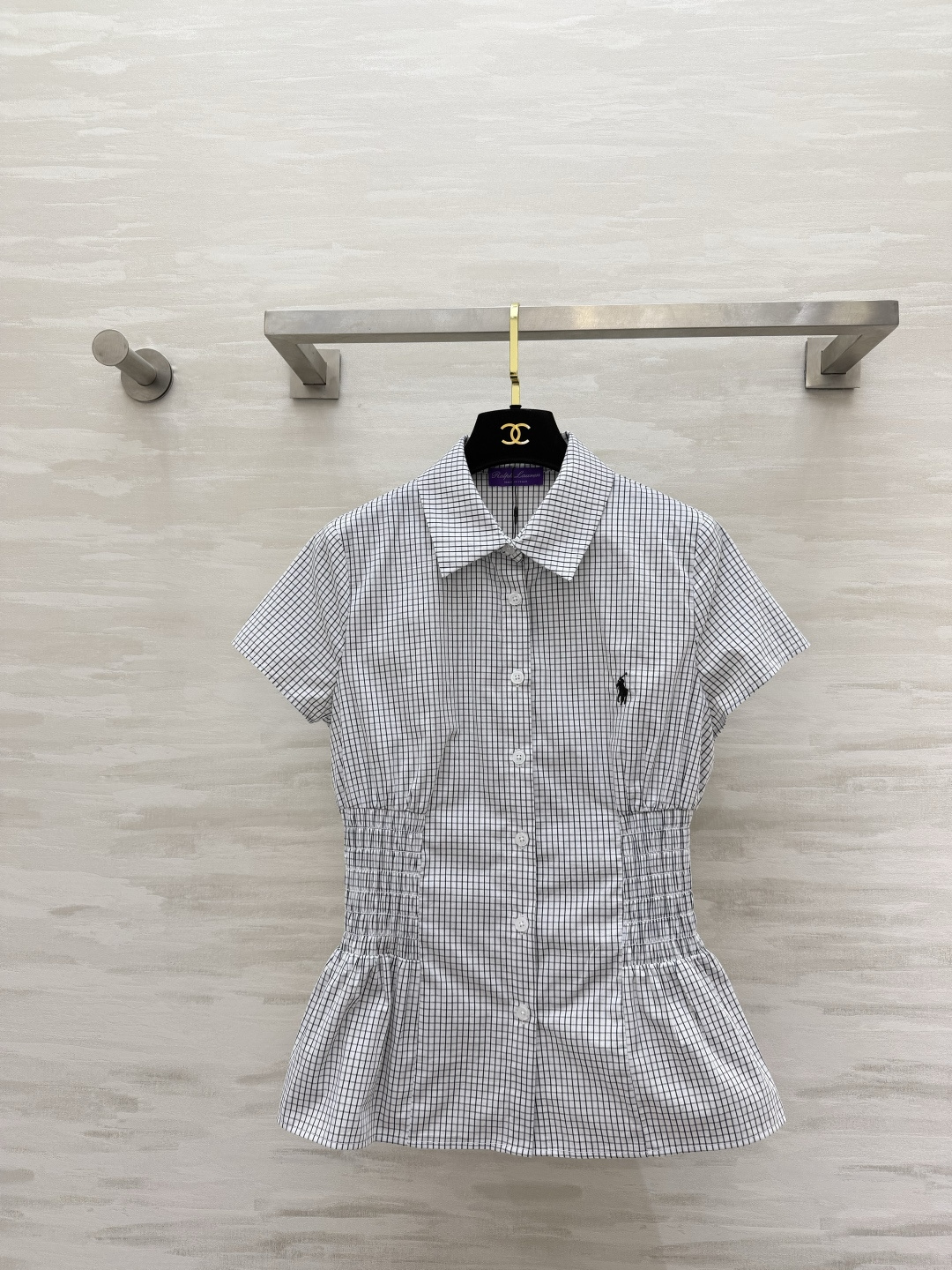 NO:862153,Ralph Lauren waist-cinching short-sleeved shirt with pony embroidery logo | A must-have for sweet girls when commuting. Classic lapels. Single-breasted design. The pony embroidery on the chest is highly recognizable. The elastic waist provides a waist-cinching fit. The ruffled fishtail hem at the hem shows off the proportions. The cotton material is smooth and breathable. Pure white/fine plaid two colors. Perfect for pairing with suit pants, skirts, and denim shorts!  High-quality customization, available in stock first size S/M/L (S size shoulder width 36, bust 84, length 59), women's clothing, loro piana, skirts, shorts, shirts, T-shirt, business suit,19860909Ralph Lauren收腰小马刺绣标短袖衬衫｜甜妹通勤刚需 经典翻领 单排扣设计 胸口小马刺绣辨识度拉满 腰部松紧打揽收腰版型 秒掐小蛮腰 下摆荷叶鱼尾边超显比例 棉料顺滑透气 纯白/细格两色 搭西装裤、半身裙、牛仔短裤全能！高品质定制 现货首发sizeS/M/L（s码肩宽36,胸围84,衣长59）,女装,loro piana,skirts,shorts,shirts,T-shirt,business suit,,Women's clothing