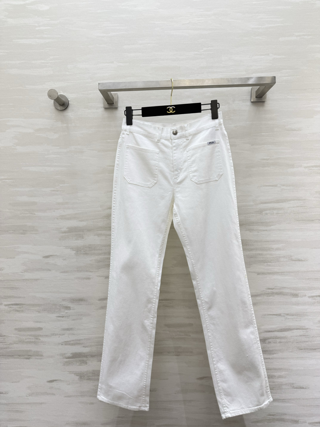 NO:862071,Polo classic bootcut jeans | All-match trousers for girls. High-waisted version. Square patch pocket design. Full retro accent. Small logo pocket details. Neat workmanship. The fabric is soft and elastic but not hard. The bootcut pants style modifies the calves. It hides the muscles and makes the legs look slimmer and elongates the proportions of the legs!  White/dark blue two-color, suitable for matching with small shirts, T-shirts, and sweaters!  High-quality customization, available in stock first size S/M/L (S size waist 64, pants length 97), women's clothing, jeans, shirts, tees, t-shirt,19860909Polo经典微喇牛仔裤｜女生万年百搭神裤 高腰版型 方形贴袋设计 复古腔调拉满 小标识口袋细节 做工走线工整 面料软弹不硬 微喇裤型修饰小腿 藏肉显瘦、拉长腿部比例！白/深蓝双色 搭配小衬衫、T恤、针织衫全都适！高品质定制 现货首发sizeS/M/L（s码腰围64,裤长97）,女装,jeans,shirts,tees，t-shirt,,Women's clothing
