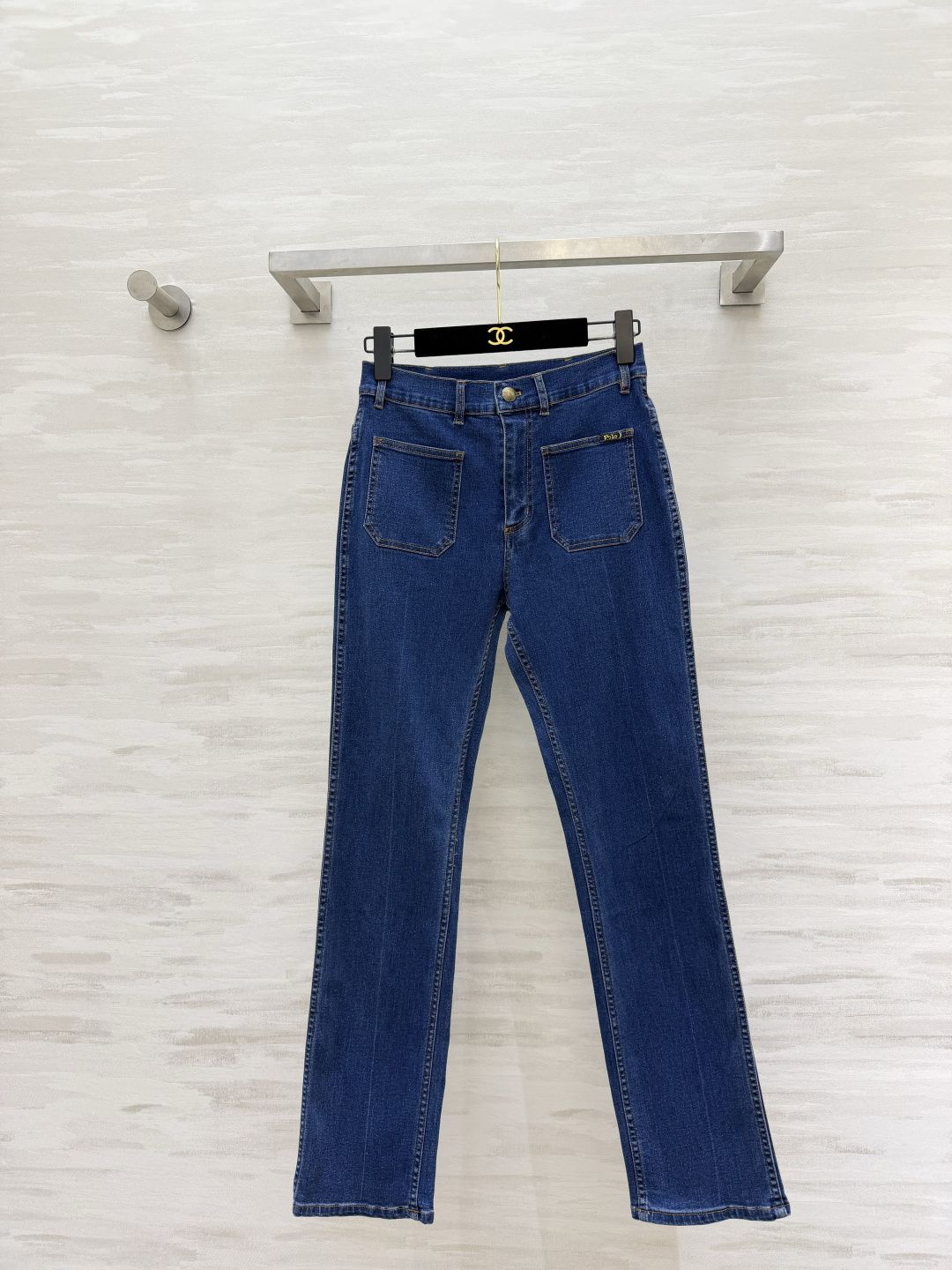NO:862097,Polo classic bootcut jeans | All-match trousers for girls. High-waisted version. Square patch pocket design. Full retro accent. Small logo pocket details. Neat workmanship. The fabric is soft and elastic but not hard. The bootcut pants style modifies the calves. It hides the muscles and makes the legs look slimmer and elongates the proportions of the legs!  White/dark blue two-color, suitable for matching with small shirts, T-shirts, and sweaters!  High-quality customization, available in stock first size S/M/L (S size waist 64, pants length 97), women's clothing, jeans, shirts, tees, t-shirt,19860909Polo经典微喇牛仔裤｜女生万年百搭神裤 高腰版型 方形贴袋设计 复古腔调拉满 小标识口袋细节 做工走线工整 面料软弹不硬 微喇裤型修饰小腿 藏肉显瘦、拉长腿部比例！白/深蓝双色 搭配小衬衫、T恤、针织衫全都适！高品质定制 现货首发sizeS/M/L（s码腰围64,裤长97）,女装,jeans,shirts,tees，t-shirt,,Women's clothing