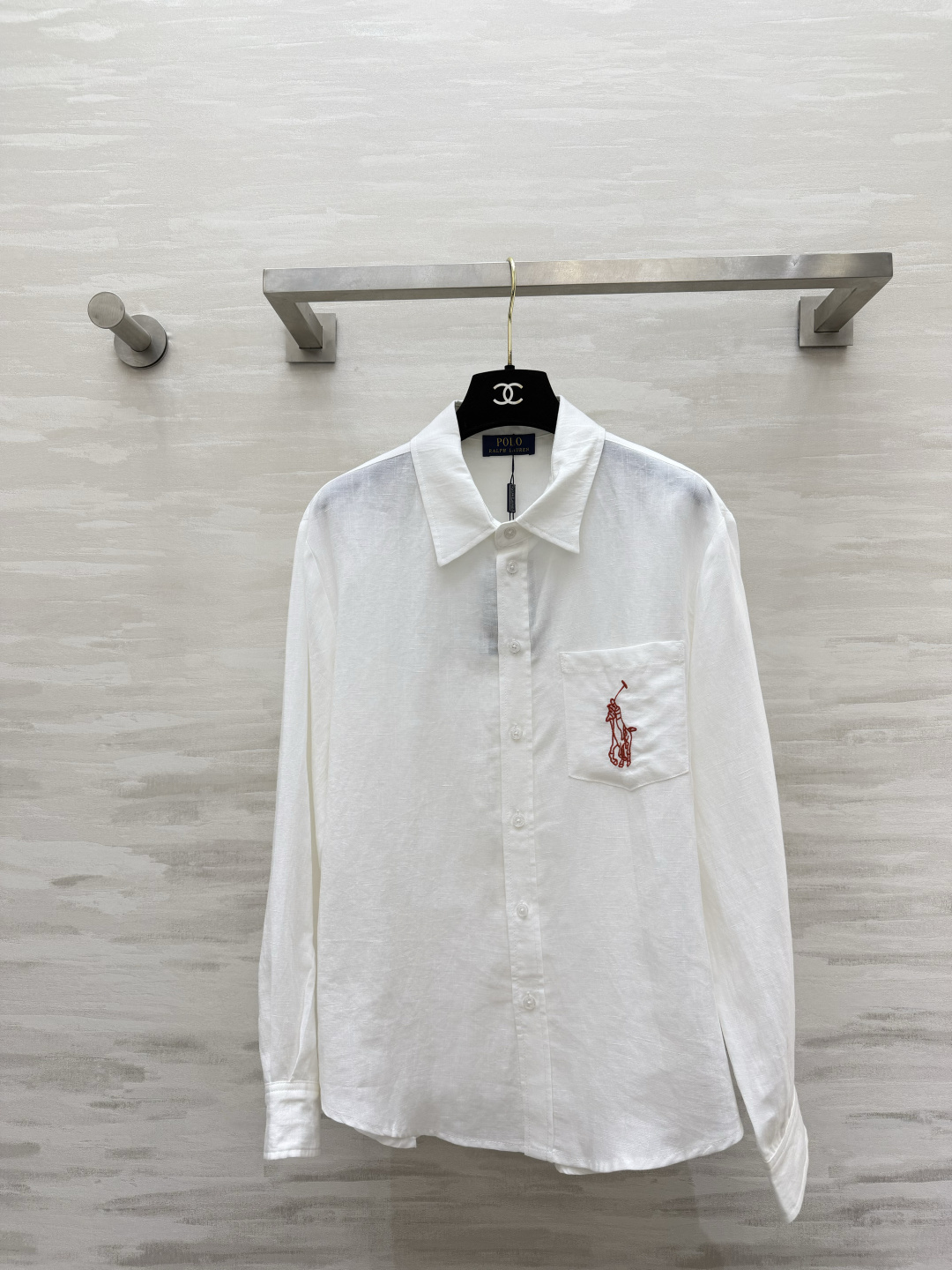 NO:862028,POLO war horse embroidered linen long-sleeved shirt | A must-have item for spring and summer. Natural linen fabric. Lightweight, breathable and textured. Sun-proof and not sweaty. Pocket pony embroidery with exquisite details. Contrasting colors are simple and attractive. Classic lapel straight version. Lazy and loose, not flattering on the figure. White/light blue two colors, perfect for wearing alone or with suspenders, perfect for commuting and vacation!  High-quality customization, available in stock first size S/M/L (S size shoulder width 45, bust 110, length 65), women's clothing, shirts,19860909POLO战马刺绣亚麻长袖衬衫｜春夏百搭刚需单品 天然全麻面料 轻薄透气自带肌理感 防晒又不闷汗 口袋小马刺绣细节精致 撞色简约耐看 经典翻领直筒版型 慵懒宽松不挑身材 白/浅蓝两色,单穿、内搭吊带都出彩,通勤度假两不误！高品质定制 现货首发sizeS/M/L（s码肩宽45,胸围110,衣长65）,女装,shirts,,Women's clothing