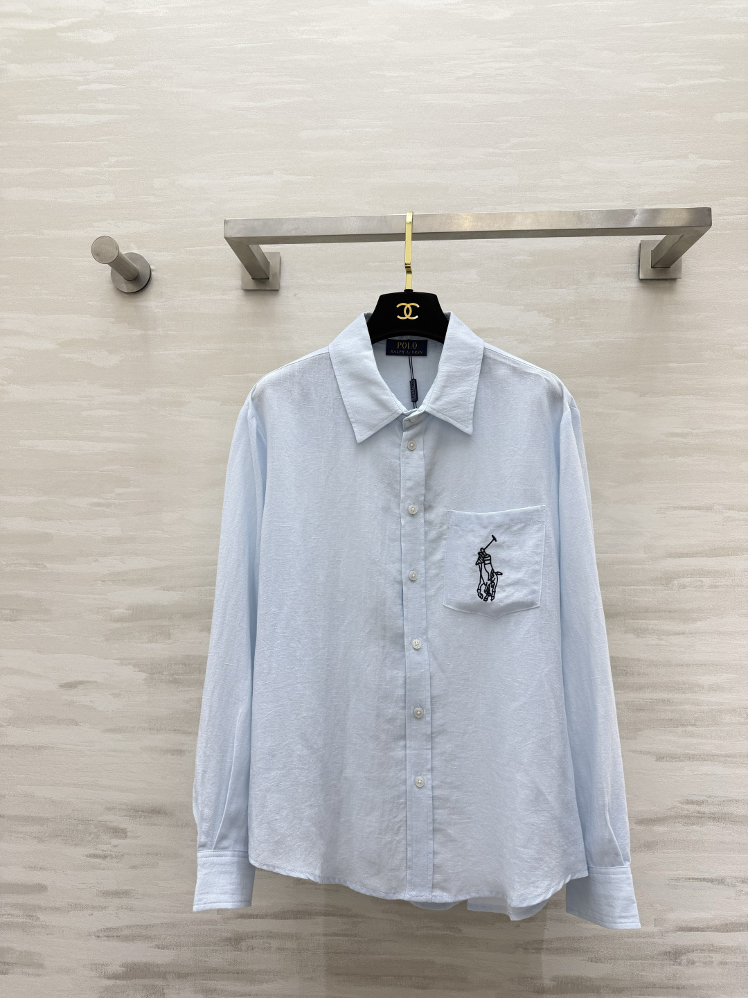 NO:862053,POLO war horse embroidered linen long-sleeved shirt | A must-have item for spring and summer. Natural linen fabric. Lightweight, breathable and textured. Sun-proof and not sweaty. Pocket pony embroidery with exquisite details. Contrasting colors are simple and attractive. Classic lapel straight version. Lazy and loose, not flattering on the figure. White/light blue two colors, perfect for wearing alone or with suspenders, perfect for commuting and vacation!  High-quality customization, available in stock first size S/M/L (S size shoulder width 45, bust 110, length 65), women's clothing, shirts,19860909POLO战马刺绣亚麻长袖衬衫｜春夏百搭刚需单品 天然全麻面料 轻薄透气自带肌理感 防晒又不闷汗 口袋小马刺绣细节精致 撞色简约耐看 经典翻领直筒版型 慵懒宽松不挑身材 白/浅蓝两色,单穿、内搭吊带都出彩,通勤度假两不误！高品质定制 现货首发sizeS/M/L（s码肩宽45,胸围110,衣长65）,女装,shirts,,Women's clothing