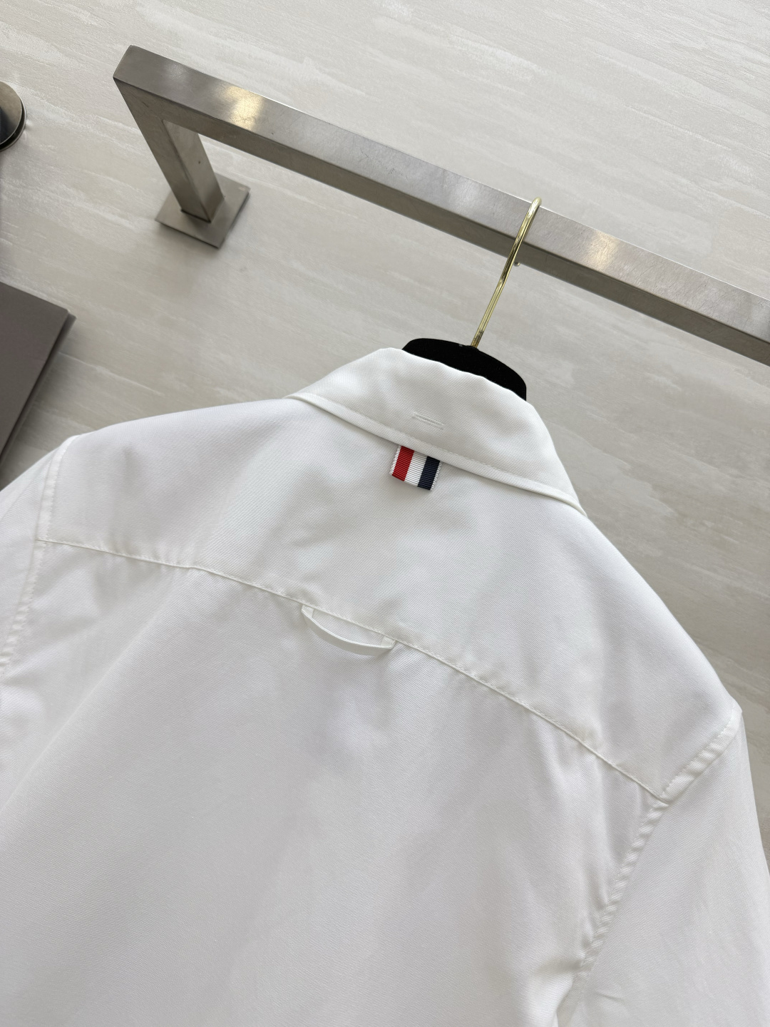 Thom Brown♡²⁶学院风衬衣 经典尖领 翻折短袖设计 下摆短款剪裁 轻松拉高腰线 口袋下摆标签细
