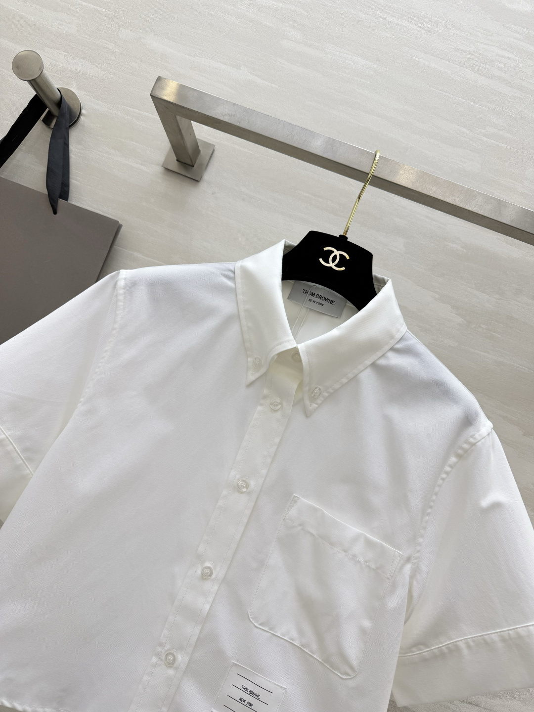 Thom Brown♡²⁶学院风衬衣 经典尖领 翻折短袖设计 下摆短款剪裁 轻松拉高腰线 口袋下摆标签细