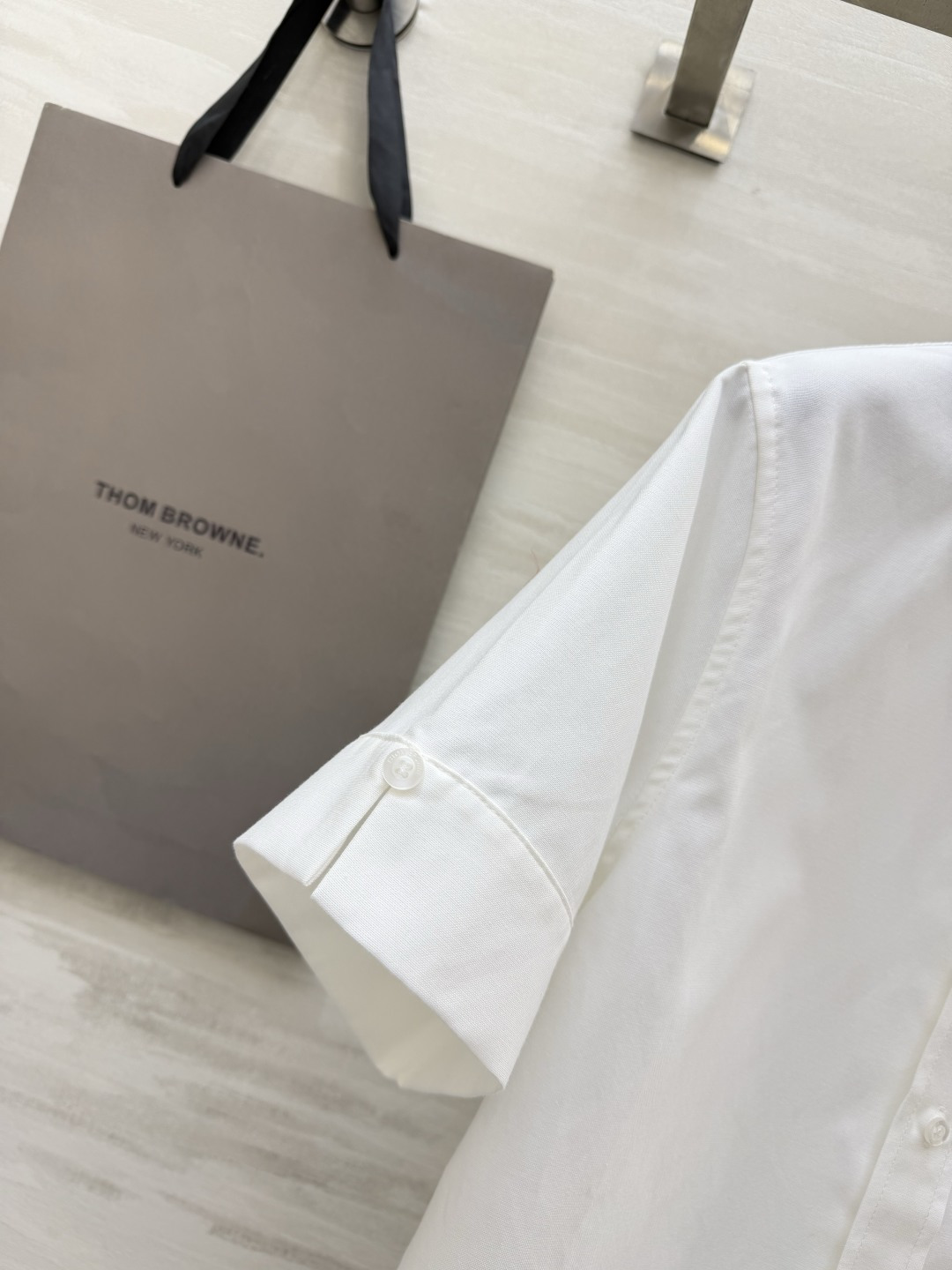 Thom Brown♡²⁶学院风衬衣 经典尖领 翻折短袖设计 下摆短款剪裁 轻松拉高腰线 口袋下摆标签细