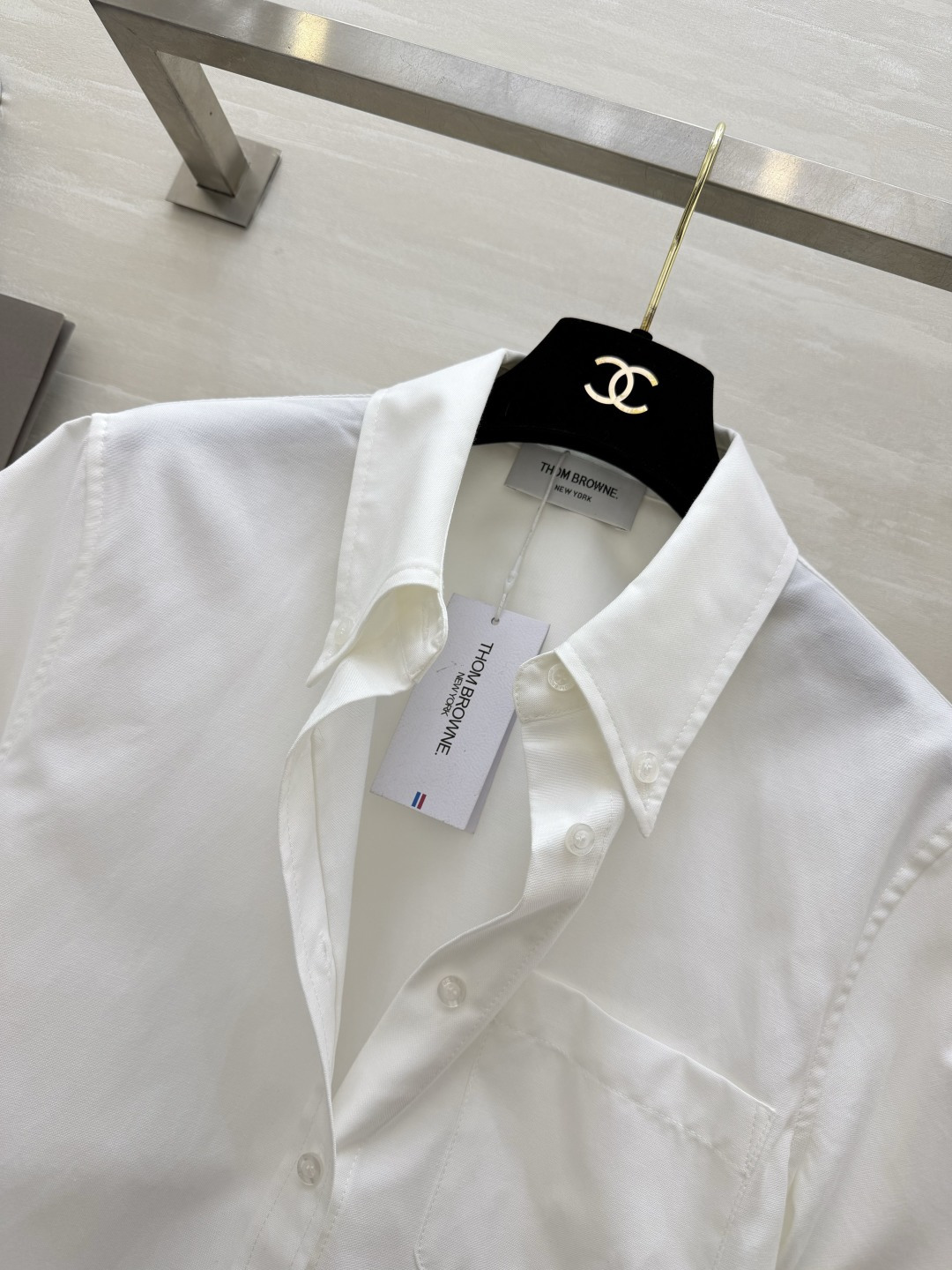 Thom Brown♡²⁶学院风衬衣 经典尖领 翻折短袖设计 下摆短款剪裁 轻松拉高腰线 口袋下摆标签细