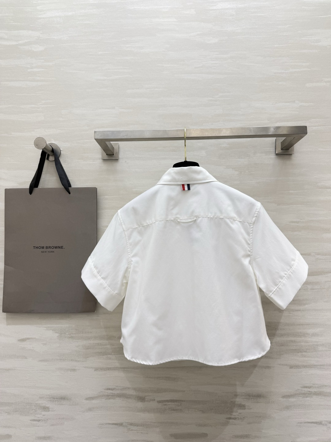Thom Brown♡²⁶学院风衬衣 经典尖领 翻折短袖设计 下摆短款剪裁 轻松拉高腰线 口袋下摆标签细