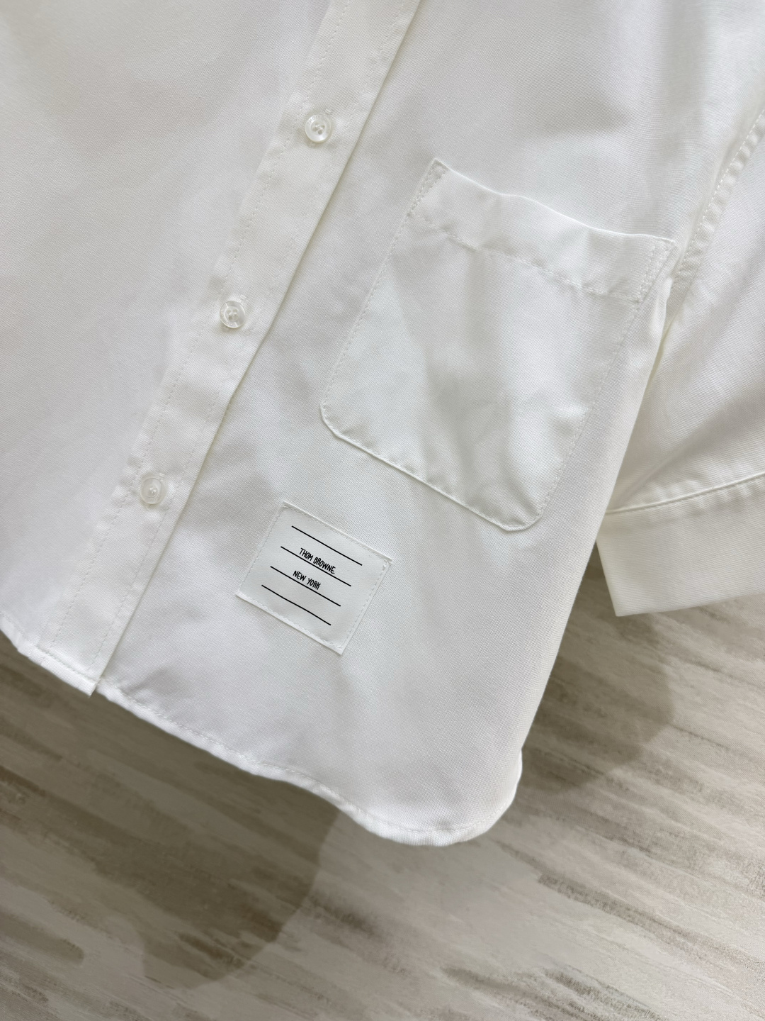 Thom Brown♡²⁶学院风衬衣 经典尖领 翻折短袖设计 下摆短款剪裁 轻松拉高腰线 口袋下摆标签细