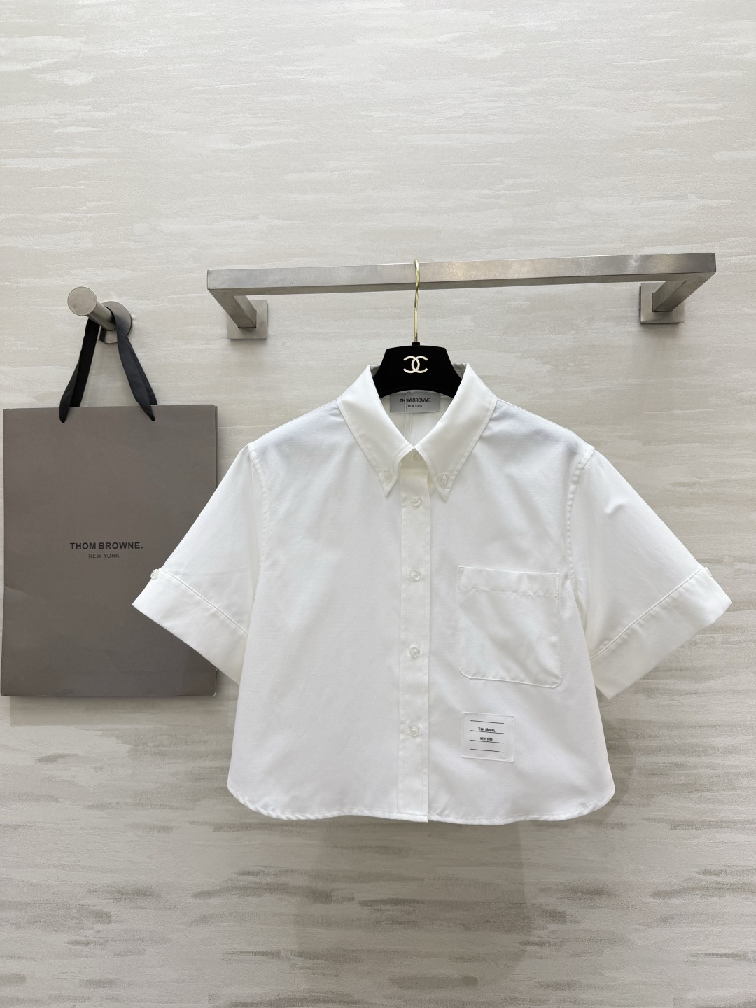 NO:861986,Thom Brown college-style shirt, classic pointed collar, fold-over short-sleeve design, short hem cut, easily raises the waistline, pocket hem label details for full brand recognition, high-count anti-wrinkle cotton material, crisp and stylish, not easy to wrinkle, fresh and neat upper body, short version with high-waisted pants/skirts, a perfect proportion of 30-70%, suitable for commuting and leisure, high-quality customization  Available in stock first sizeS/M/L (S size bust 90, length 47), Thom Browne-clothing,thom browne,skirts,T-shirt,19860909Thom Brown学院风衬衣 经典尖领 翻折短袖设计 下摆短款剪裁 轻松拉高腰线 口袋下摆标签细节品牌辨识度拉满 高支抗皱棉料 挺括有型不易皱 上身清爽利落 短款版型配高腰裤/半身裙 秒出三七分比例 通勤休闲都适配 高品质定制 现货首发sizeS/M/L（s码胸围90,衣长47）,汤姆布朗-服装,thom browne,skirts,T-shirt,,Women's clothing