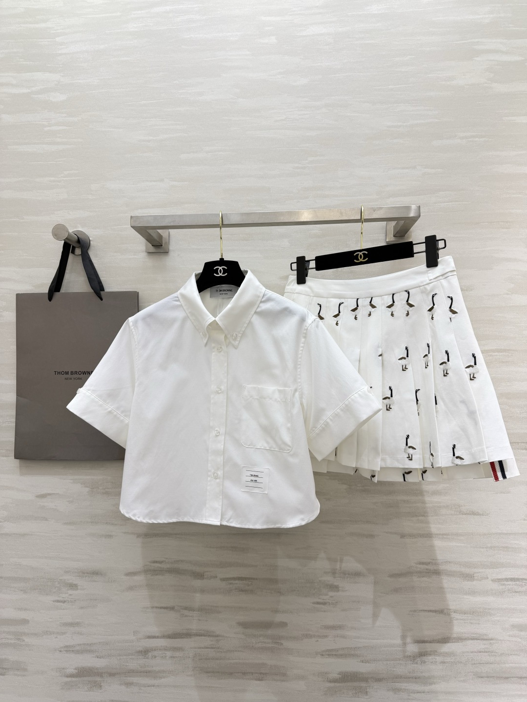 Thom Brown♡²⁶学院风衬衣 经典尖领 翻折短袖设计 下摆短款剪裁 轻松拉高腰线 口袋下摆标签细