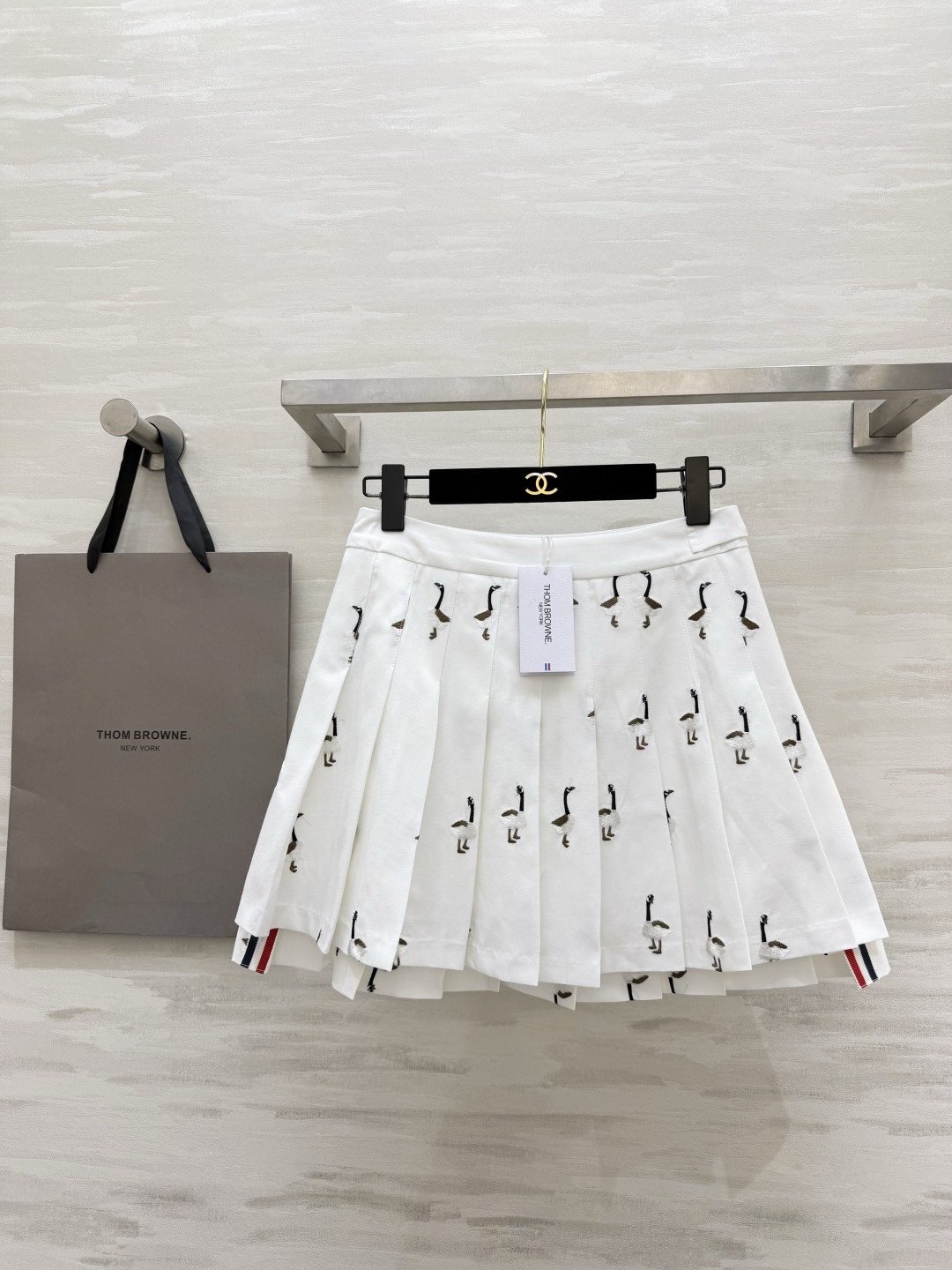 NO:862008,Thom Brown's vitality girly pleated skirt is heavily embroidered with wild geese. It is exquisite and high-end. The bodice is lively and age-reducing. The high-waist tailoring optimizes body proportions. It can easily be worn to create long legs. The crisp fabric has excellent shape. The pleats are long-lasting and stylish and not soft. Versatile white with T-shirts/shirts/knitted tops. It can be worn daily, on dates, and on campus!  High-quality customization, available in stock first size S/M/L (S size waist 66, skirt length 36-42), Thom Browne-clothing,thom browne,skirts,shirts,tees,t-shirt,19860909Thom Brown元气少女百褶半裙重工满幅大雁刺绣 精致高级 上身活泼减龄 高腰剪裁优化身材比例 轻松穿出大长腿 挺括面料定型优秀 百褶持久有型不软塌 百搭白色配T恤/衬衫/针织上衣,日常、约会、校园全能穿！高品质定制 现货首发sizeS/M/L（s码腰围66,裙长36-42）,汤姆布朗-服装,thom browne,skirts,shirts,tees，t-shirt,,Women's clothing