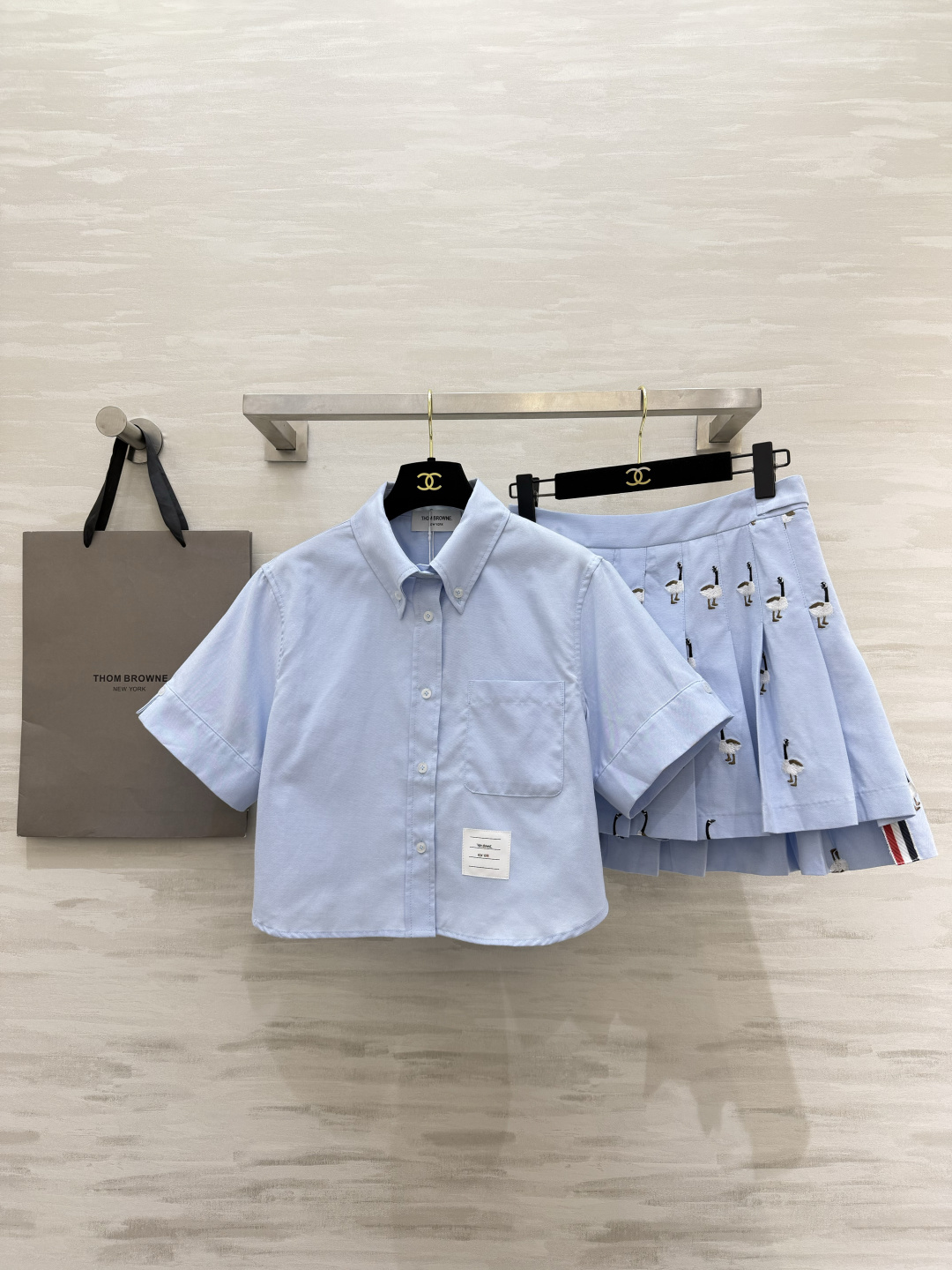 Thom Brown♡²⁶学院风衬衣 经典尖领 翻折短袖设计 下摆短款剪裁 轻松拉高腰线 口袋下摆标签细