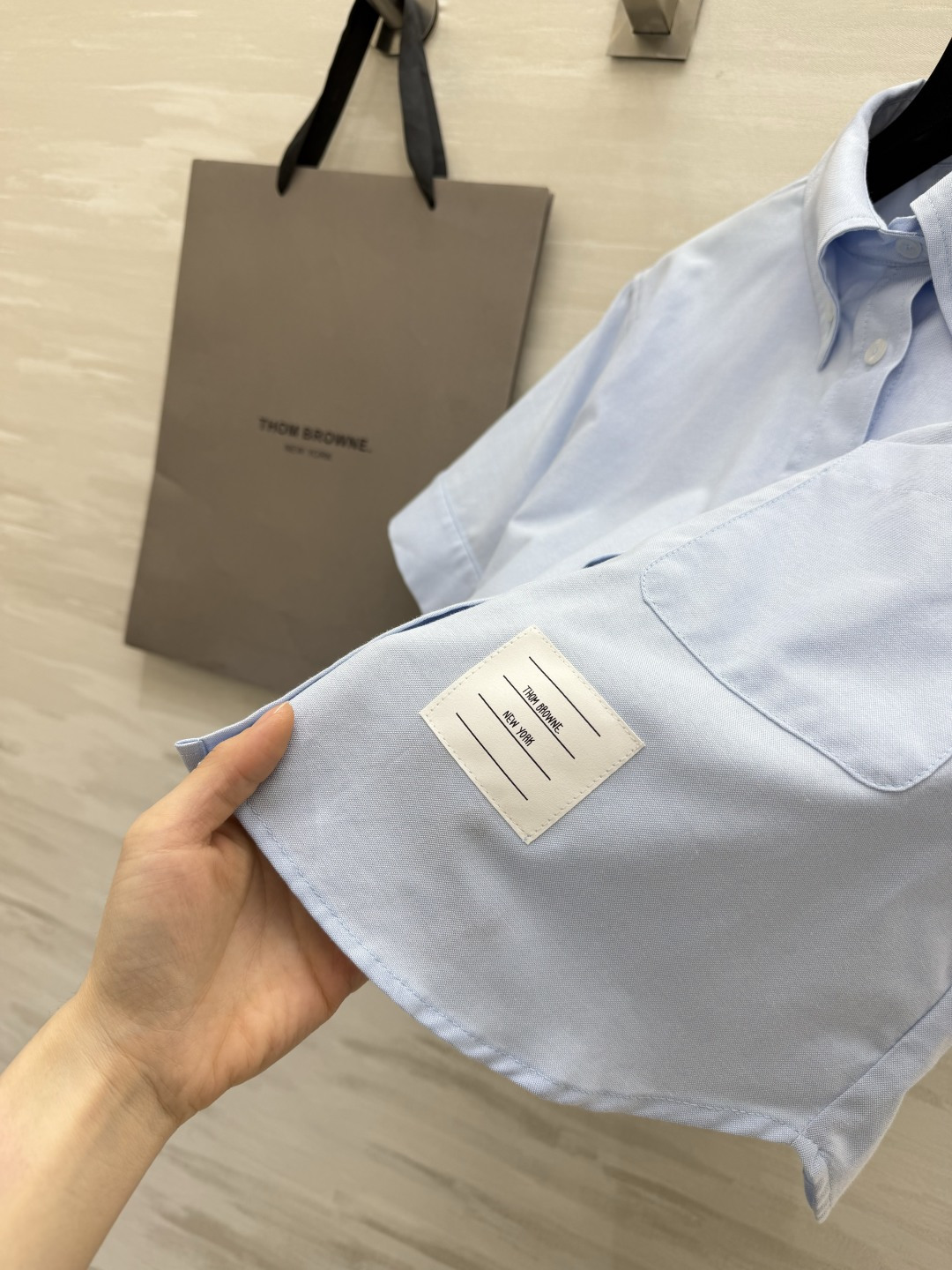 Thom Brown♡²⁶学院风衬衣 经典尖领 翻折短袖设计 下摆短款剪裁 轻松拉高腰线 口袋下摆标签细