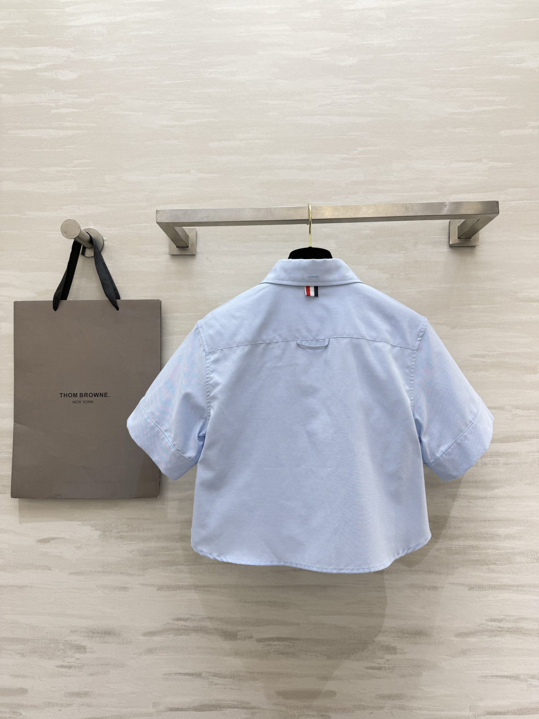 Thom Brown♡²⁶学院风衬衣 经典尖领 翻折短袖设计 下摆短款剪裁 轻松拉高腰线 口袋下摆标签细