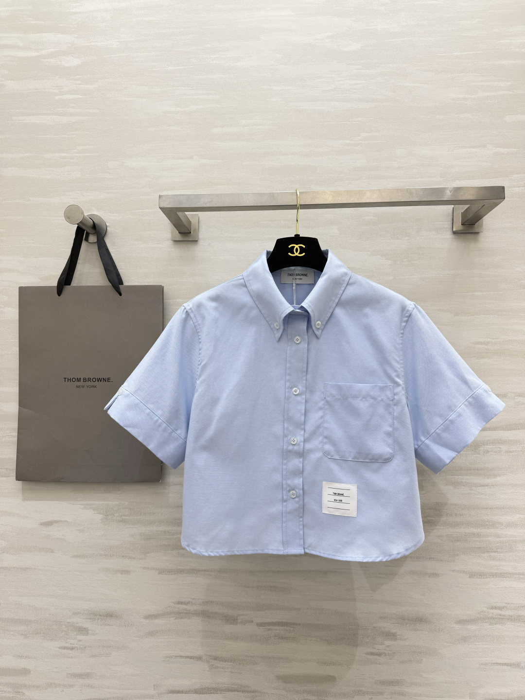 NO:862062,Thom Brown college-style shirt, classic pointed collar, fold-over short-sleeve design, short hem cut, easily raises the waistline, pocket hem label details for full brand recognition, high-count anti-wrinkle cotton material, crisp and stylish, not easy to wrinkle, fresh and neat upper body, short version with high-waisted pants/skirts, a perfect proportion of 30-70%, suitable for commuting and leisure, high-quality customization  Available in stock first sizeS/M/L (S size bust 90, length 47), Thom Browne-clothing,thom browne,skirts,T-shirt,19860909Thom Brown学院风衬衣 经典尖领 翻折短袖设计 下摆短款剪裁 轻松拉高腰线 口袋下摆标签细节品牌辨识度拉满 高支抗皱棉料 挺括有型不易皱 上身清爽利落 短款版型配高腰裤/半身裙 秒出三七分比例 通勤休闲都适配 高品质定制 现货首发sizeS/M/L（s码胸围90,衣长47）,汤姆布朗-服装,thom browne,skirts,T-shirt,,Women's clothing