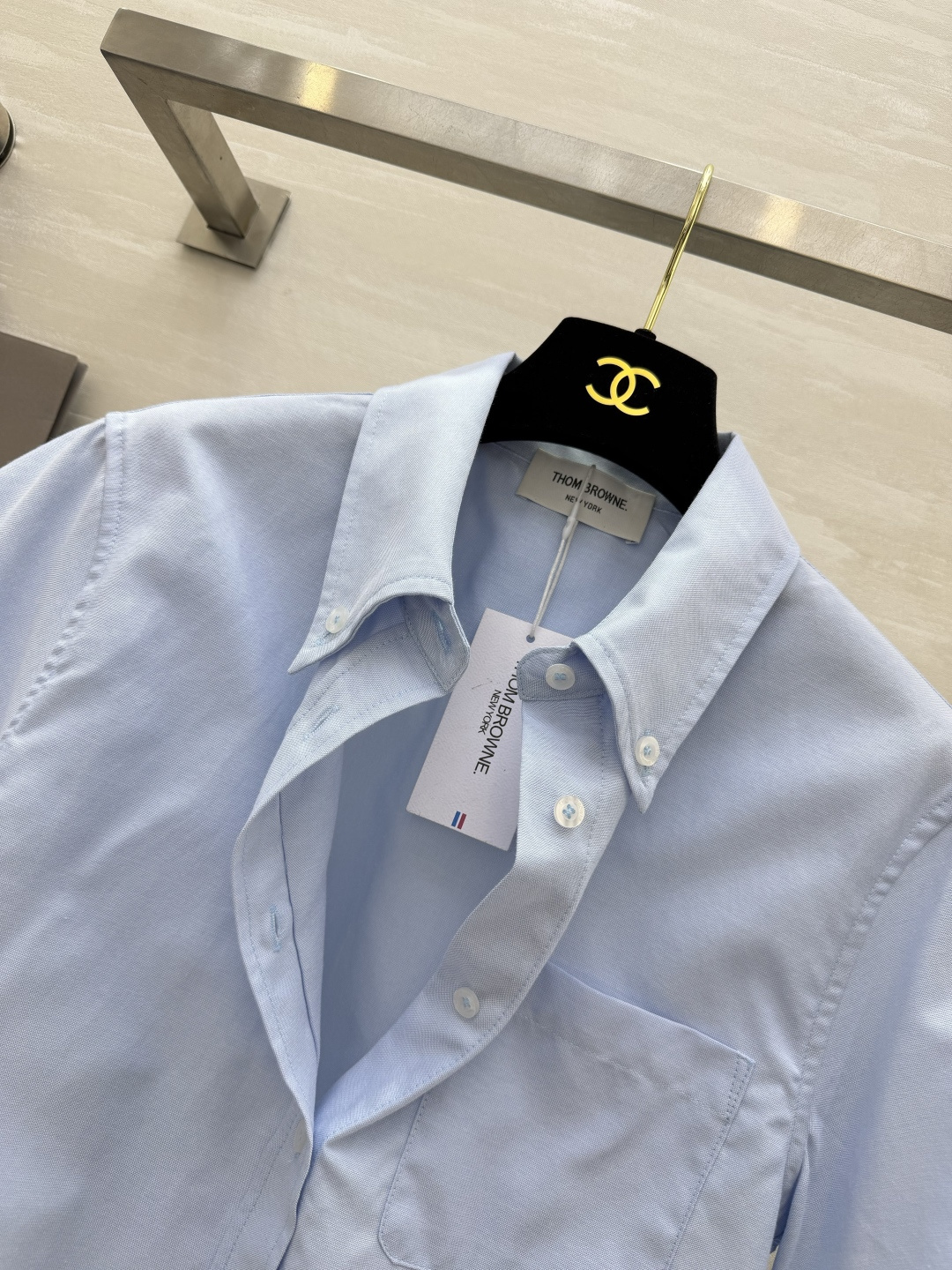 Thom Brown♡²⁶学院风衬衣 经典尖领 翻折短袖设计 下摆短款剪裁 轻松拉高腰线 口袋下摆标签细