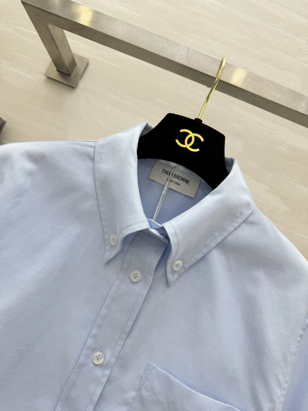 Thom Brown♡²⁶学院风衬衣 经典尖领 翻折短袖设计 下摆短款剪裁 轻松拉高腰线 口袋下摆标签细