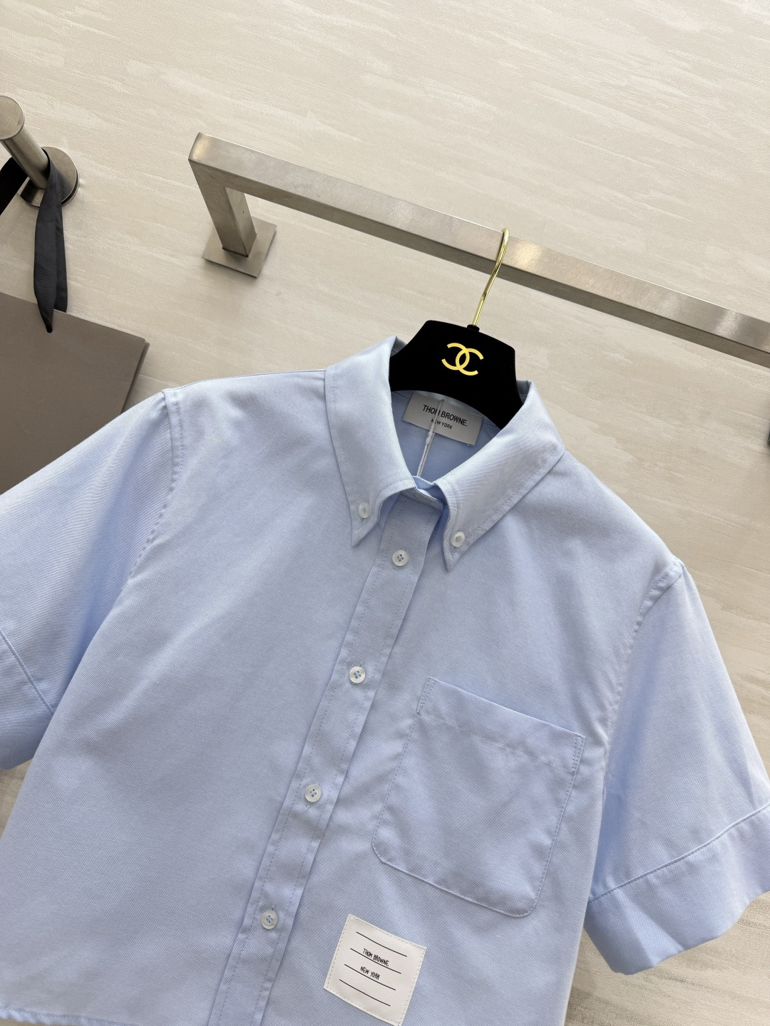 Thom Brown♡²⁶学院风衬衣 经典尖领 翻折短袖设计 下摆短款剪裁 轻松拉高腰线 口袋下摆标签细