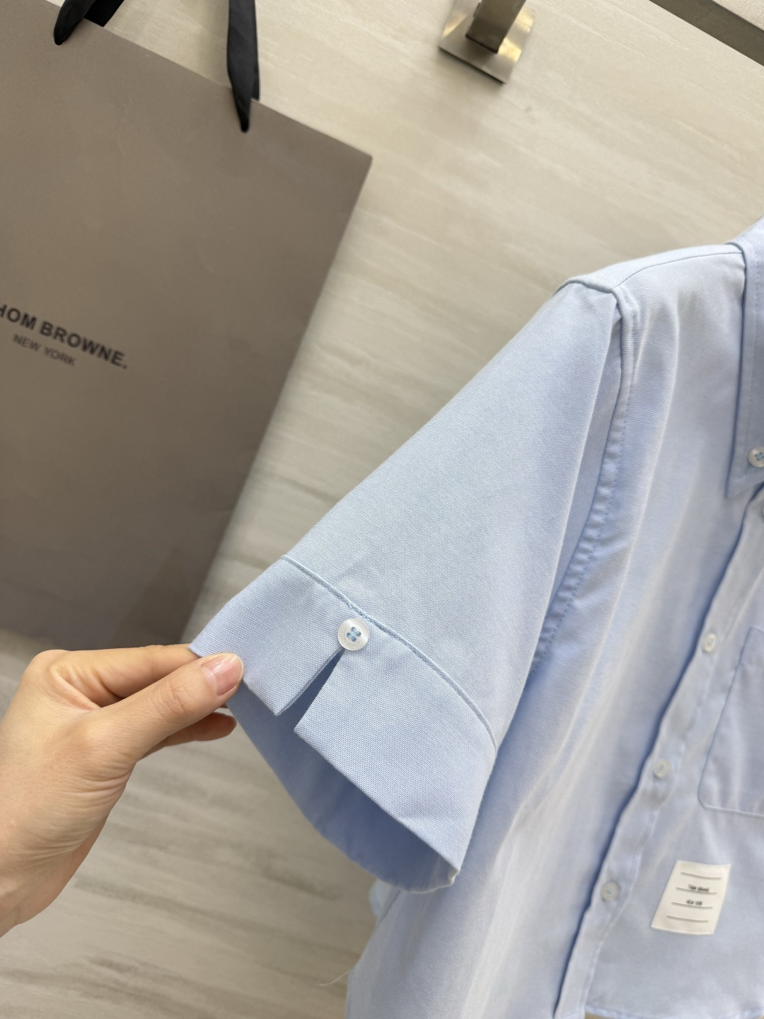Thom Brown♡²⁶学院风衬衣 经典尖领 翻折短袖设计 下摆短款剪裁 轻松拉高腰线 口袋下摆标签细