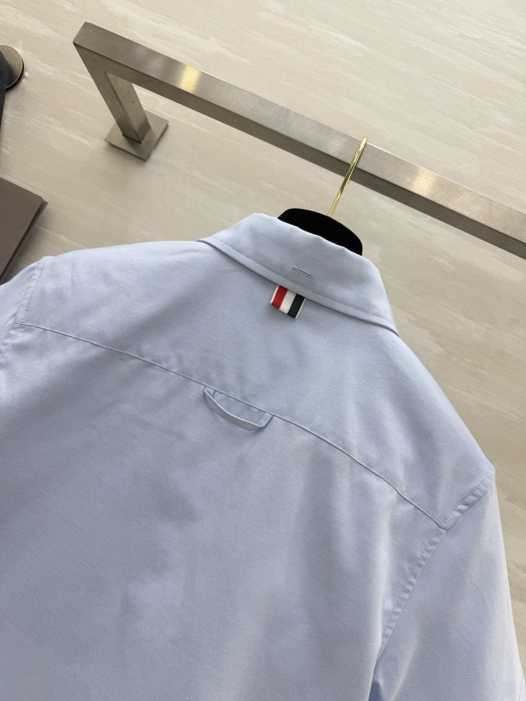 Thom Brown♡²⁶学院风衬衣 经典尖领 翻折短袖设计 下摆短款剪裁 轻松拉高腰线 口袋下摆标签细