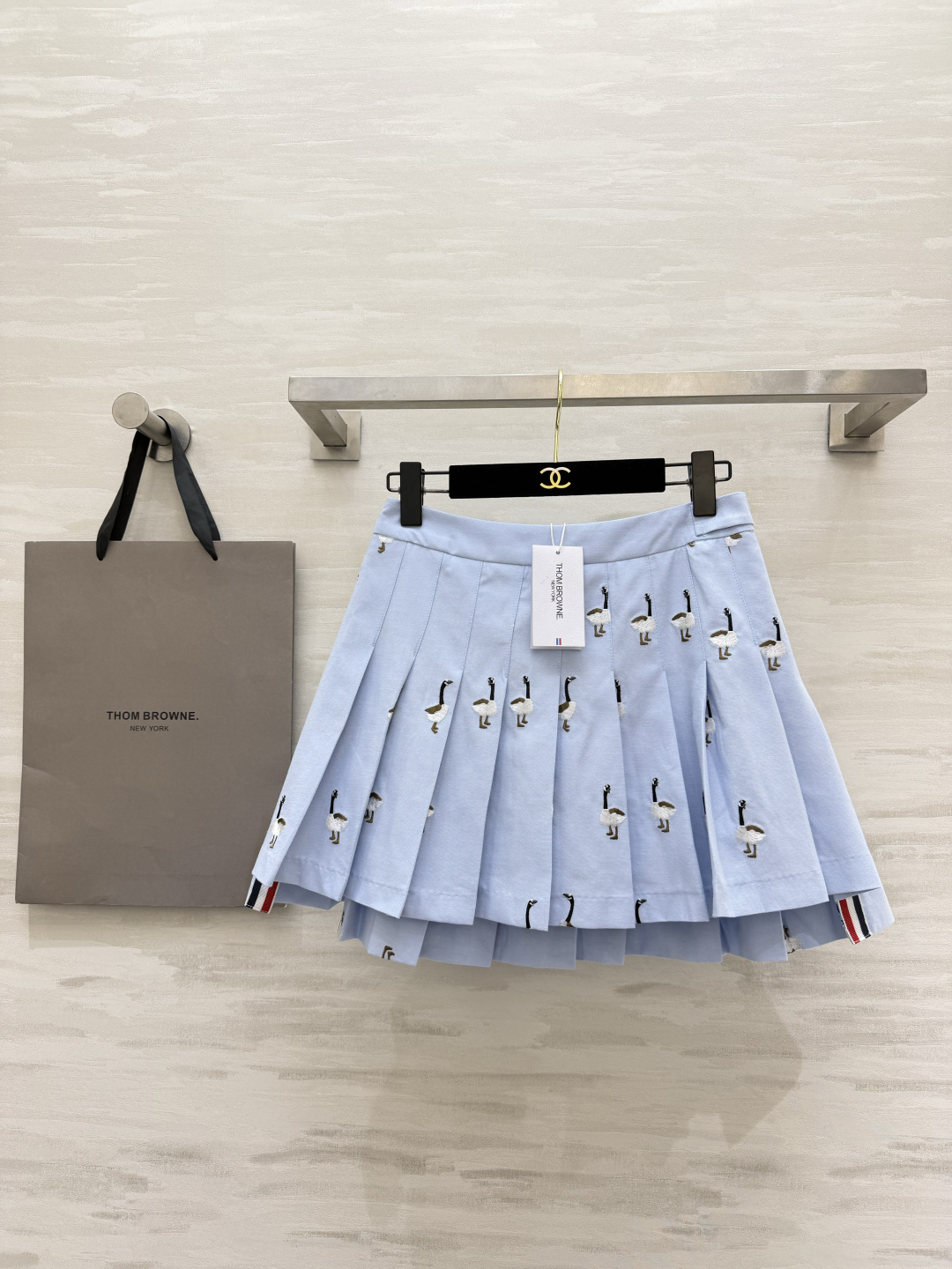 NO:861963,Thom Brown's vitality girly pleated skirt is heavily embroidered with wild geese. It is exquisite and high-end. The bodice is lively and age-reducing. The high-waist tailoring optimizes body proportions. It can easily be worn to create long legs. The crisp fabric has excellent shape. The pleats are long-lasting and stylish and not soft. Versatile white with T-shirts/shirts/knitted tops. It can be worn daily, on dates, and on campus!  High-quality customization, available in stock first size S/M/L (S size waist 66, skirt length 36-42), Thom Browne-clothing,thom browne,skirts,shirts,tees,t-shirt,19860909Thom Brown元气少女百褶半裙重工满幅大雁刺绣 精致高级 上身活泼减龄 高腰剪裁优化身材比例 轻松穿出大长腿 挺括面料定型优秀 百褶持久有型不软塌 百搭白色配T恤/衬衫/针织上衣,日常、约会、校园全能穿！高品质定制 现货首发sizeS/M/L（s码腰围66,裙长36-42）,汤姆布朗-服装,thom browne,skirts,shirts,tees，t-shirt,,Women's clothing