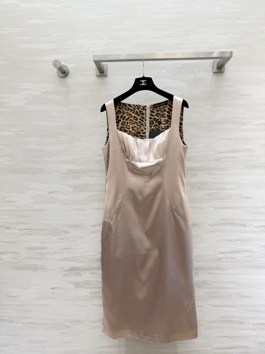 NO:862017,D&G satin leopard print lined suspender dress｜French-style dress with a sense of atmosphere. High-gloss satin. Smooth drape with soft light texture. Full of noble temperament. Pinch-pleated square collar on the chest. Modify the collarbone line. Three-dimensional tailoring at the waist optimizes the body shape and makes you look slim!  Full leopard print lining on the inside, invisible zipper on the back, exquisite details, nude pink/classic black two-tone, elegant when worn alone, suitable for commuting and dinner with a small suit!  High-quality customization, available in stock first size S/M/L (S size bust 82, waist 70, skirt length 104), Dolce & Gabbana-clothing, Dolce&Gabbana, Dolce&Gabbana, skirts, business suit,19860909D&G缎面豹纹里衬吊带连衣裙｜法式氛围感神裙 高光泽缎面 垂坠顺滑自带柔光质感 显贵气质拉满 胸前捏褶方领剪裁 修饰锁骨线条 收腰立体剪裁优化身形、大气显瘦！内里满幅豹纹内衬 后身隐形拉链 细节考究 裸粉/经典黑双色 单穿显贵,外搭小西装通勤晚宴都适配！高品质定制 现货首发sizeS/M/L（s码胸围82,腰围70,裙长104）,杜嘉班纳-服装,Dolce&Gabbana,Dolce&Gabbana,skirts,business suit,,Women's clothing
