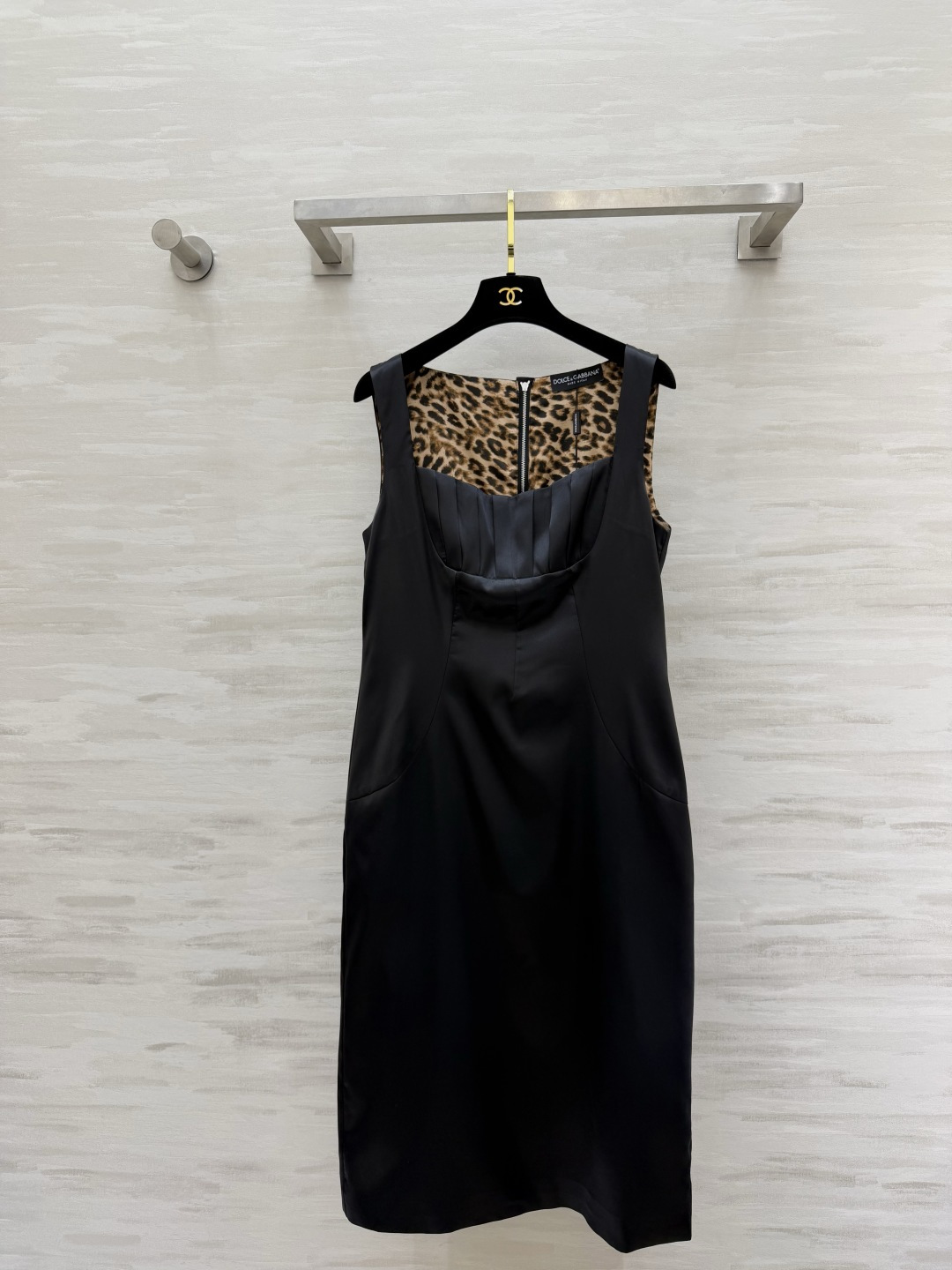 NO:862040,D&G satin leopard print lined suspender dress｜French-style dress with a sense of atmosphere. High-gloss satin. Smooth drape with soft light texture. Full of noble temperament. Pinch-pleated square collar on the chest. Modify the collarbone line. Three-dimensional tailoring at the waist optimizes the body shape and makes you look slim!  Full leopard print lining on the inside, invisible zipper on the back, exquisite details, nude pink/classic black two-tone, elegant when worn alone, suitable for commuting and dinner with a small suit!  High-quality customization, available in stock first size S/M/L (S size bust 82, waist 70, skirt length 104), Dolce & Gabbana-clothing, Dolce&Gabbana, Dolce&Gabbana, skirts, business suit,19860909D&G缎面豹纹里衬吊带连衣裙｜法式氛围感神裙 高光泽缎面 垂坠顺滑自带柔光质感 显贵气质拉满 胸前捏褶方领剪裁 修饰锁骨线条 收腰立体剪裁优化身形、大气显瘦！内里满幅豹纹内衬 后身隐形拉链 细节考究 裸粉/经典黑双色 单穿显贵,外搭小西装通勤晚宴都适配！高品质定制 现货首发sizeS/M/L（s码胸围82,腰围70,裙长104）,杜嘉班纳-服装,Dolce&Gabbana,Dolce&Gabbana,skirts,business suit,,Women's clothing