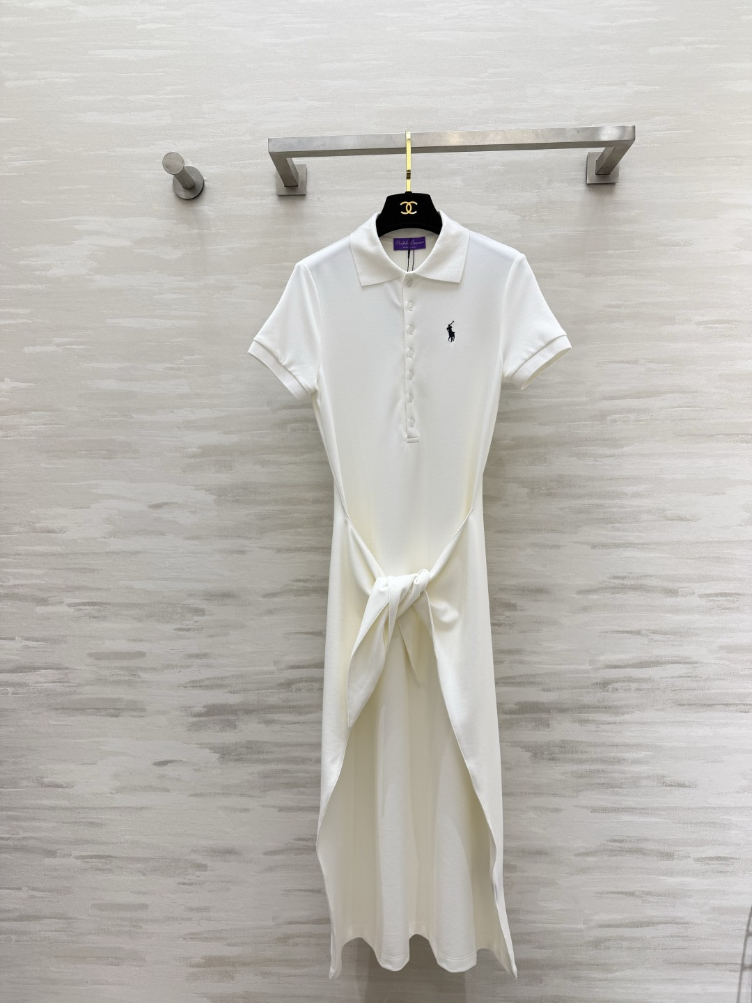 NO:861974,Ralph Lauren strappy Polo dress | Classic lapel Polo collar, half-breasted, exquisite and high-end pony embroidery on the chest, knotted design on the waist, casual waistline to outline the waistline, hidden slit tailoring, flexible and long legs, soft and waxy piqué cotton fabric, breathable and skin-friendly, not sweaty, comfortable to drape, white/black two-color, can be used for commuting, walking, and traveling in one piece, no need to worry about matching!  High-quality customization, available in stock first size S/M/L (S size bust 86, skirt length 120), women's clothing, loro piana, skirts,19860909Ralph Lauren绑带Polo连衣裙｜经典翻领Polo领 半开排扣 胸口小马刺绣精致高级 腰部侧边打结设计 随性收腰勾勒腰线 暗藏开叉剪裁 灵动显腿长 软糯珠地棉面料 透气亲肤不闷汗 垂感舒服 白/黑双色,通勤、遛弯、出游一件搞定 不用费心搭配！高品质定制 现货首发sizeS/M/L（s码胸围86,裙长120）,女装,loro piana,skirts,,Women's clothing