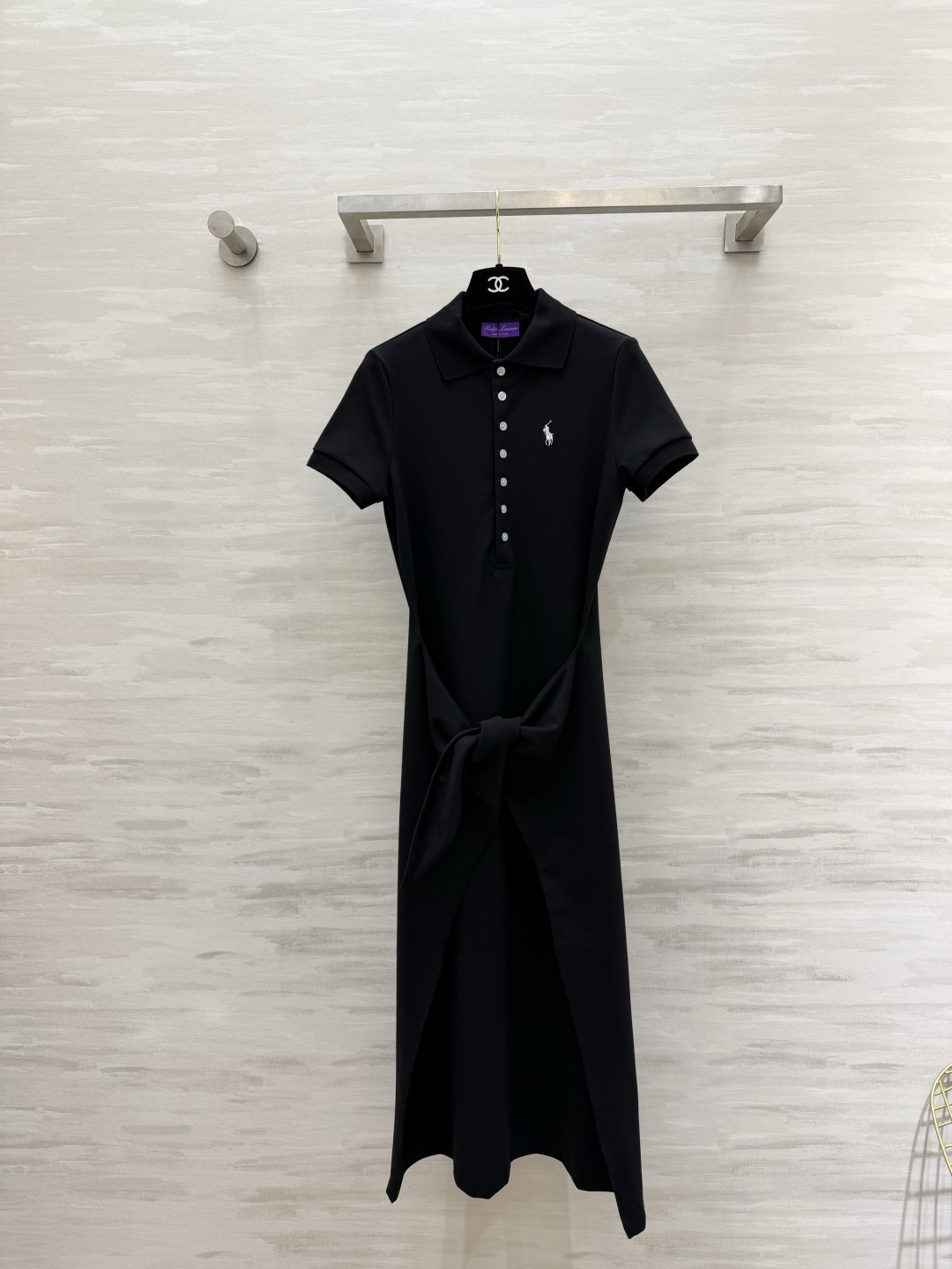 NO:861996,Ralph Lauren strappy Polo dress | Classic lapel Polo collar, half-breasted, exquisite and high-end pony embroidery on the chest, knotted design on the waist, casual waistline to outline the waistline, hidden slit tailoring, flexible and long legs, soft and waxy piqué cotton fabric, breathable and skin-friendly, not sweaty, comfortable to drape, white/black two-color, can be used for commuting, walking, and traveling in one piece, no need to worry about matching!  High-quality customization, available in stock first size S/M/L (S size bust 86, skirt length 120), women's clothing, loro piana, skirts,19860909Ralph Lauren绑带Polo连衣裙｜经典翻领Polo领 半开排扣 胸口小马刺绣精致高级 腰部侧边打结设计 随性收腰勾勒腰线 暗藏开叉剪裁 灵动显腿长 软糯珠地棉面料 透气亲肤不闷汗 垂感舒服 白/黑双色,通勤、遛弯、出游一件搞定 不用费心搭配！高品质定制 现货首发sizeS/M/L（s码胸围86,裙长120）,女装,loro piana,skirts,,Women's clothing