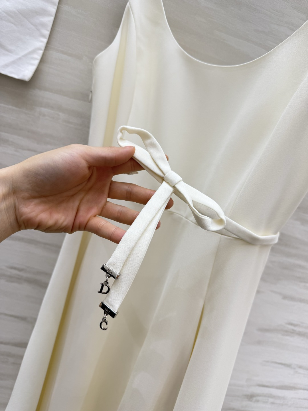 🤍Dio♡²⁶蕾丝拼接吊带连衣裙｜法式赫本优雅本命裙 U型宽肩带设计 藏副乳修饰肩颈线条 日常穿不滑落 