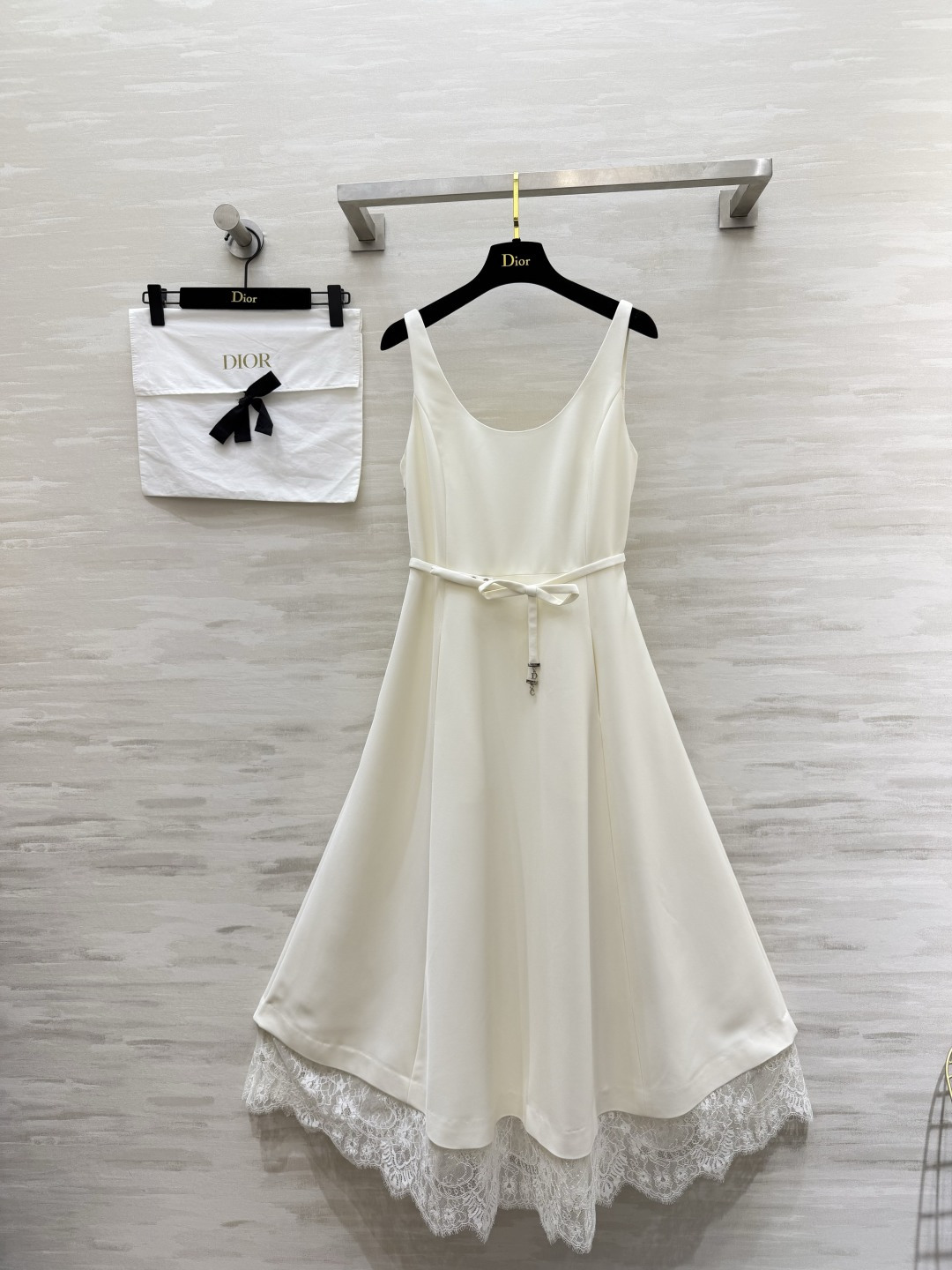 NO:862038,Dio lace stitching suspender dress｜French Hepburn elegant dress U-shaped wide shoulder strap design hides the side breasts to modify the shoulder and neck lines, does not slip off for daily wear, comes with a same-color lace-up belt, bow waist, accurately pinches the waist, exquisite pendant details, double-layer skirt design, outer layer of stiff suit material, inner eyelash lace, faintly exposed lace when walking, full of atmosphere, off-white/classic black two-tone color, perfect for commuting, dating, and afternoon tea!  High-quality custom-made ready stock size 36/38/40/42 (36 size bust 86, waist 68, skirt length 115), Dior-clothing, dior, dior, skirts, business suit,19860909Dio蕾丝拼接吊带连衣裙｜法式赫本优雅本命裙 U型宽肩带设计 藏副乳修饰肩颈线条 日常穿不滑落 自带同色系系带腰带 蝴蝶结收腰 精准掐出小蛮腰 吊坠细节精致 裙摆双层设计 外层挺括西装料 内里睫毛蕾丝 走动隐约露花边 氛围感拉满 米白/经典黑双色,通勤、约会、下午茶全适配！高品质定制 现货首发size36/38/40/42（36码胸围86,腰围68,裙长115）,迪奥-服装,dior,dior,skirts,business suit,,Women's clothing