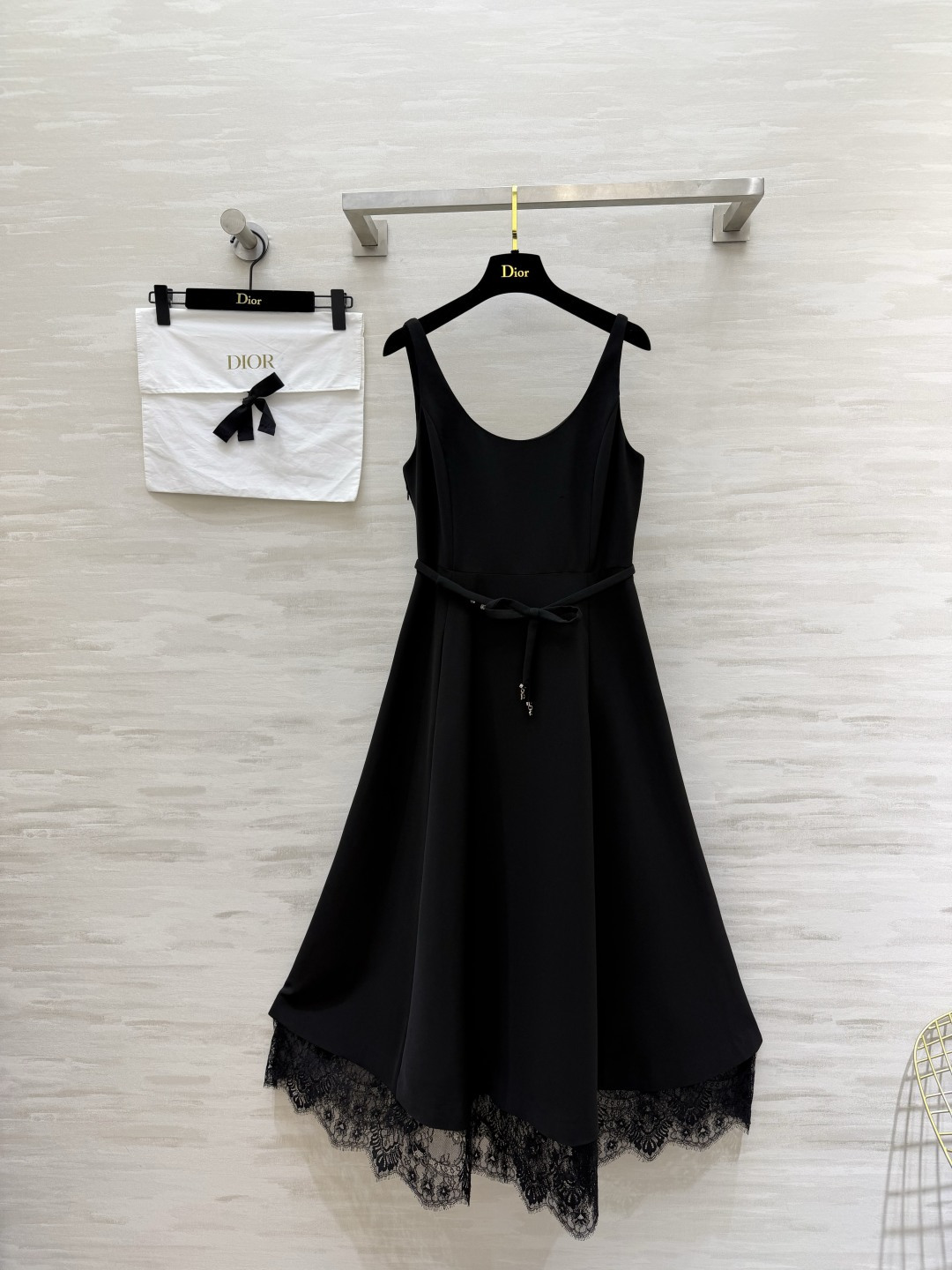 NO:862061,Dio lace stitching suspender dress｜French Hepburn elegant dress U-shaped wide shoulder strap design hides the side breasts to modify the shoulder and neck lines, does not slip off for daily wear, comes with a same-color lace-up belt, bow waist, accurately pinches the waist, exquisite pendant details, double-layer skirt design, outer layer of stiff suit material, inner eyelash lace, faintly exposed lace when walking, full of atmosphere, off-white/classic black two-tone color, perfect for commuting, dating, and afternoon tea!  High-quality custom-made ready stock size 36/38/40/42 (36 size bust 86, waist 68, skirt length 115), Dior-clothing, dior, dior, skirts, business suit,19860909Dio蕾丝拼接吊带连衣裙｜法式赫本优雅本命裙 U型宽肩带设计 藏副乳修饰肩颈线条 日常穿不滑落 自带同色系系带腰带 蝴蝶结收腰 精准掐出小蛮腰 吊坠细节精致 裙摆双层设计 外层挺括西装料 内里睫毛蕾丝 走动隐约露花边 氛围感拉满 米白/经典黑双色,通勤、约会、下午茶全适配！高品质定制 现货首发size36/38/40/42（36码胸围86,腰围68,裙长115）,迪奥-服装,dior,dior,skirts,business suit,,Women's clothing