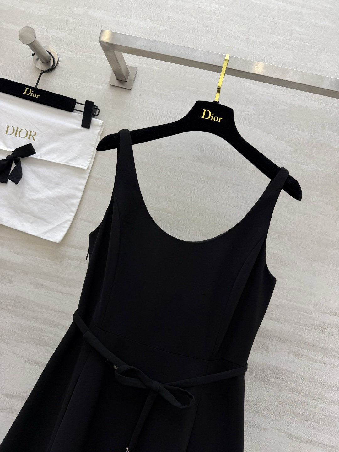 🤍Dio♡²⁶蕾丝拼接吊带连衣裙｜法式赫本优雅本命裙 U型宽肩带设计 藏副乳修饰肩颈线条 日常穿不滑落 