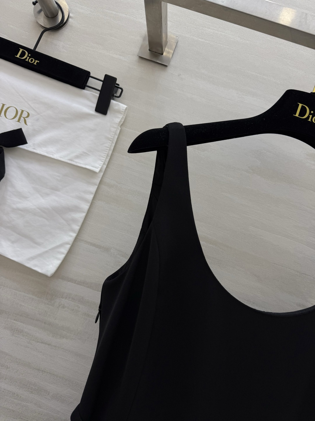 🤍Dio♡²⁶蕾丝拼接吊带连衣裙｜法式赫本优雅本命裙 U型宽肩带设计 藏副乳修饰肩颈线条 日常穿不滑落 