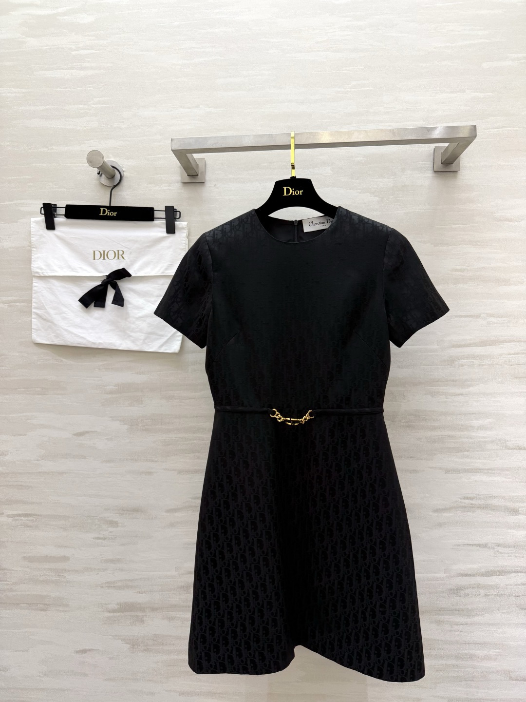 NO:862015,Dio presbyopic acetate short-sleeved dress｜Oblique presbyopic jacquard with dark pattern all over, low-key all-over printed brand logo, high-end texture, high-end acetate fabric drape smoothly with soft light texture, breathable, anti-wrinkle, cool on the upper body!  Round neck and neat short-sleeve tailoring. The metal chain belt around the waist accurately tightens the waist. Optimizes the 37/30 ratio. A-line slightly diffused skirt. Black and white!  High-quality customization, available in stock now, size 36/38/40/42 (size 38, shoulder width 38, bust 92, waist 76, skirt length 91), Dior-clothing, dior, dior, skirts, T-shirt,19860909Dio老花醋酸短袖连衣裙｜通体暗纹Oblique老花提花 低调满印品牌标识 质感高级 高定醋酸面料垂坠顺滑自带柔光肌理 透气抗皱、上身冰凉！圆领利落短袖剪裁 腰间金属链条腰带精准收腰 优化三七分比例 A字微散裙摆 黑白双色！高品质定制 现货首发size36/38/40/42（38码肩宽38,胸围92,腰围76,裙长91）,迪奥-服装,dior,dior,skirts,T-shirt,,Women's clothing