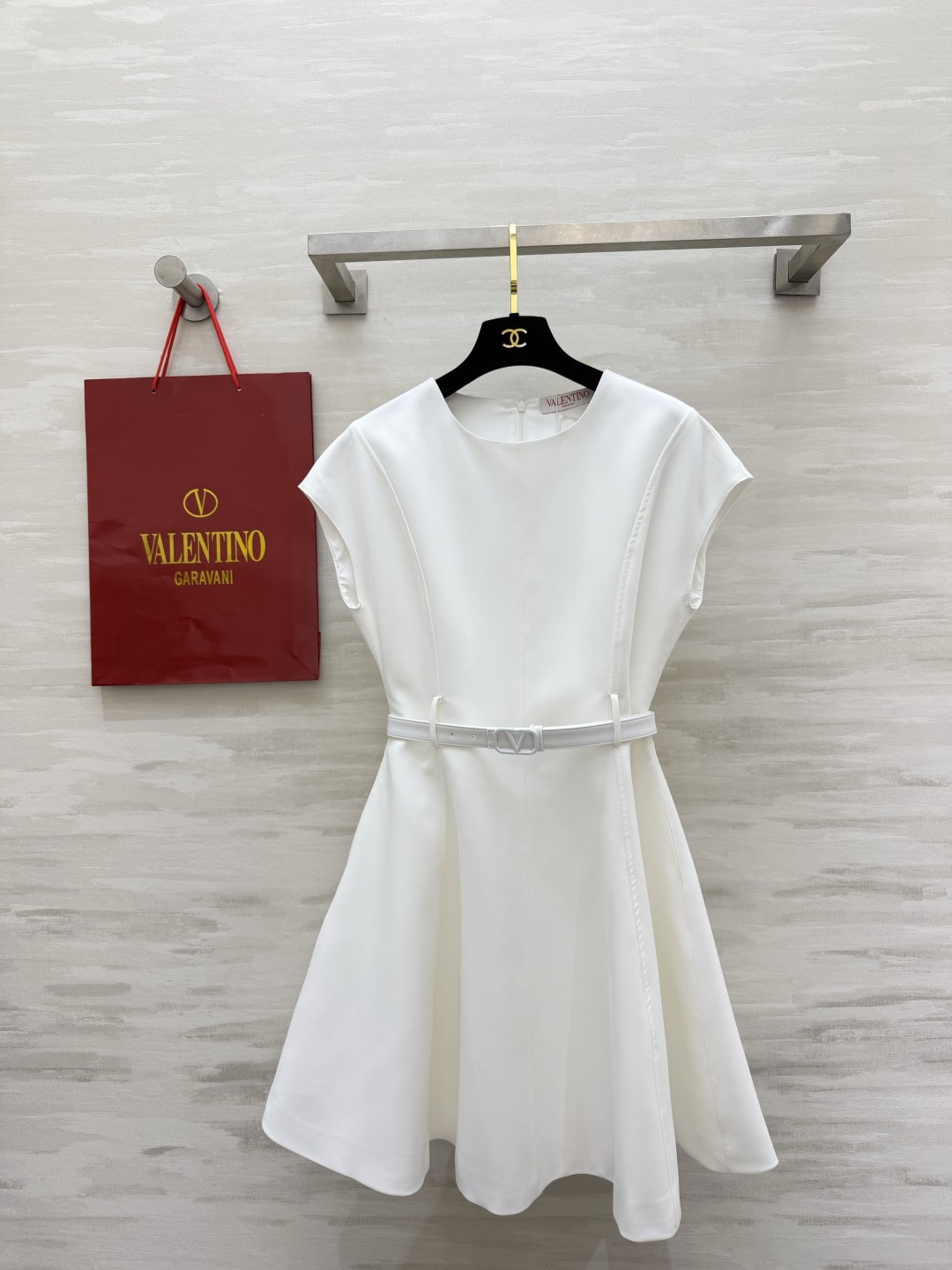 NO:861945,Valentin's classic sleeveless waist A-line dress｜Simple round neck, shoulder-covering and small flying sleeves design. Modify the arms to hide the muscles. Neat and elegant. Matching V-labeled belt of the same color. Precise waist tightening to create a 37-point figure. Optimized waistline. Three-dimensional tailoring with large A-swing skirt. Elegant curves when walking. Off-white/classic black two-color. High-quality customization.  Available in stock first size S/M/L/XL (M size bust 92, skirt length 90), Valentino-clothing, valentino, valentino, skirts,19860909Valentin经典无袖收腰A字连衣裙｜简约圆领盖肩小飞袖设计 修饰手臂藏拜拜肉 利落大气 配套同色V标腰带 精准收腰打造三七分身材 优化腰线 立体剪裁大A摆裙摆 走动自带优雅弧度 米白/经典黑双色 高品质定制 现货首发sizeS/M/L/XL（M码胸围92,裙长90）,华伦天奴-服装,valentino,valentino,skirts,,Women's clothing