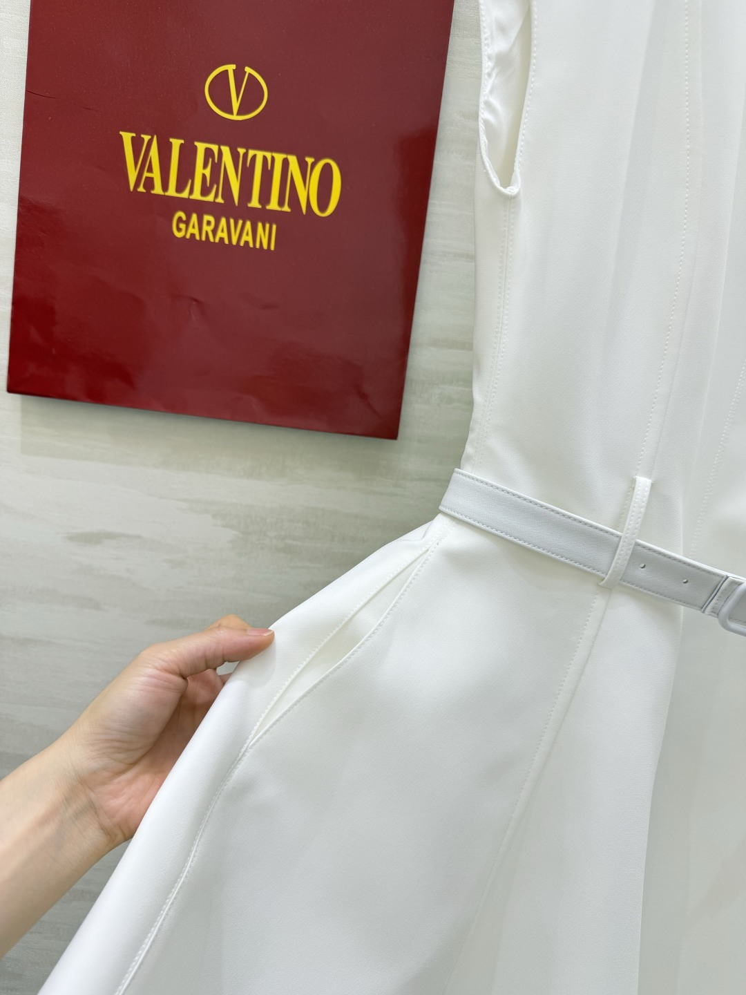 Valentin♡²⁶经典无袖收腰A字连衣裙｜简约圆领盖肩小飞袖设计 修饰手臂藏拜拜肉 利落大气 配套同