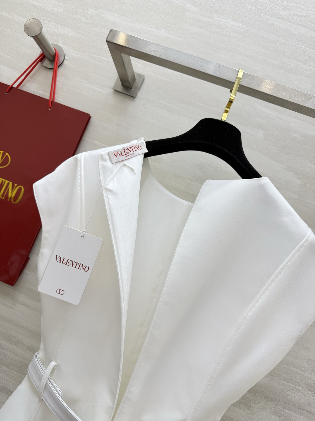 Valentin♡²⁶经典无袖收腰A字连衣裙｜简约圆领盖肩小飞袖设计 修饰手臂藏拜拜肉 利落大气 配套同