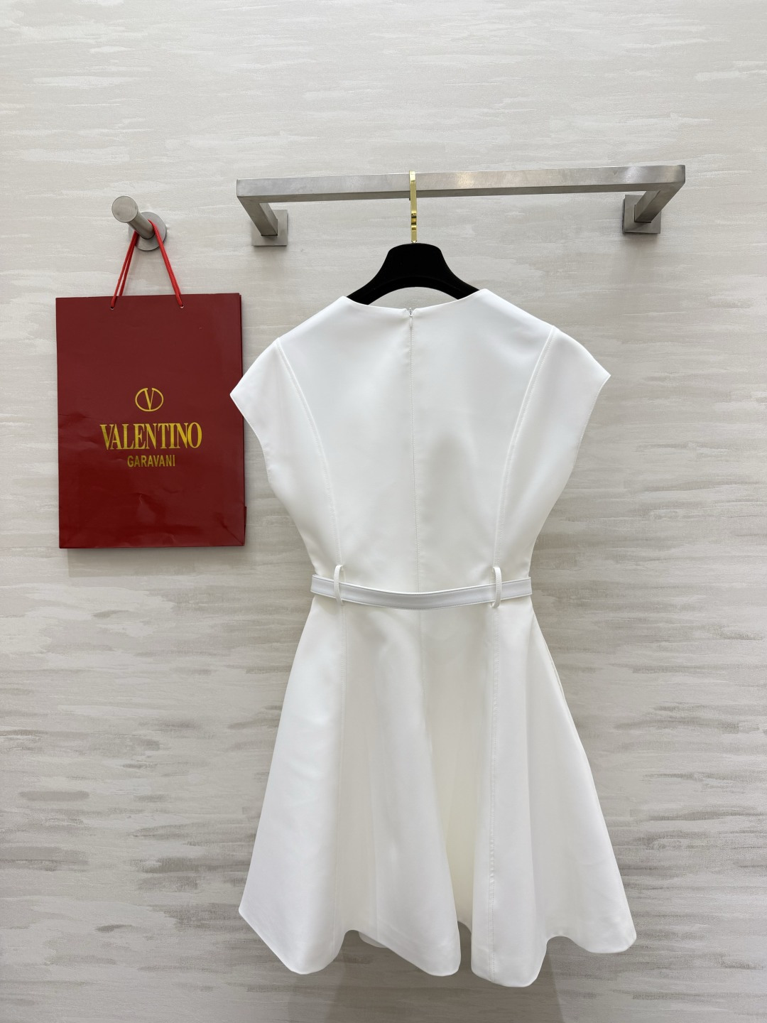 Valentin♡²⁶经典无袖收腰A字连衣裙｜简约圆领盖肩小飞袖设计 修饰手臂藏拜拜肉 利落大气 配套同