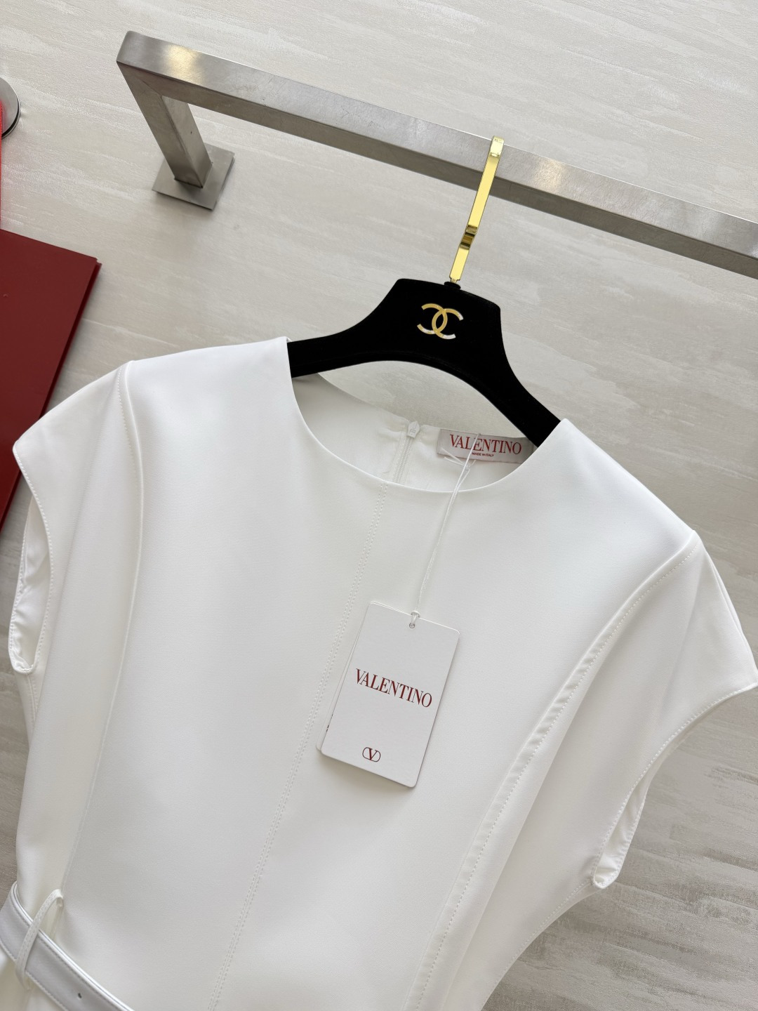 Valentin♡²⁶经典无袖收腰A字连衣裙｜简约圆领盖肩小飞袖设计 修饰手臂藏拜拜肉 利落大气 配套同