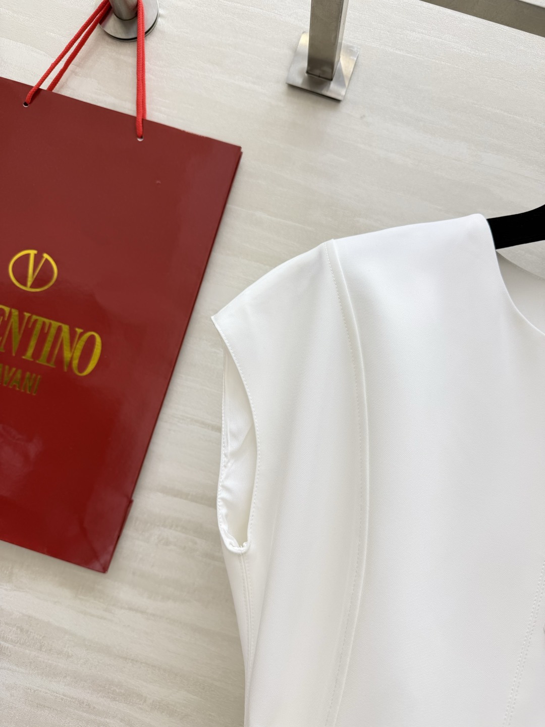 Valentin♡²⁶经典无袖收腰A字连衣裙｜简约圆领盖肩小飞袖设计 修饰手臂藏拜拜肉 利落大气 配套同