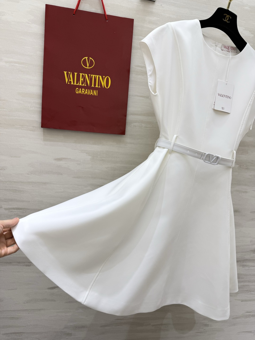 Valentin♡²⁶经典无袖收腰A字连衣裙｜简约圆领盖肩小飞袖设计 修饰手臂藏拜拜肉 利落大气 配套同