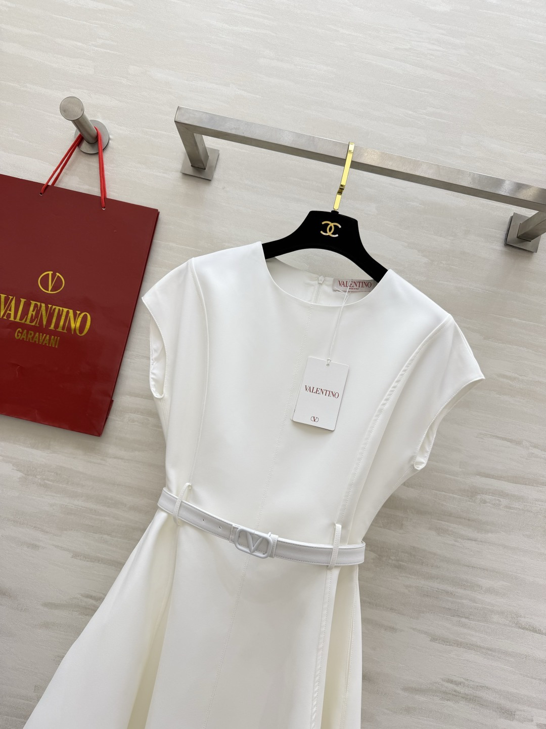 Valentin♡²⁶经典无袖收腰A字连衣裙｜简约圆领盖肩小飞袖设计 修饰手臂藏拜拜肉 利落大气 配套同