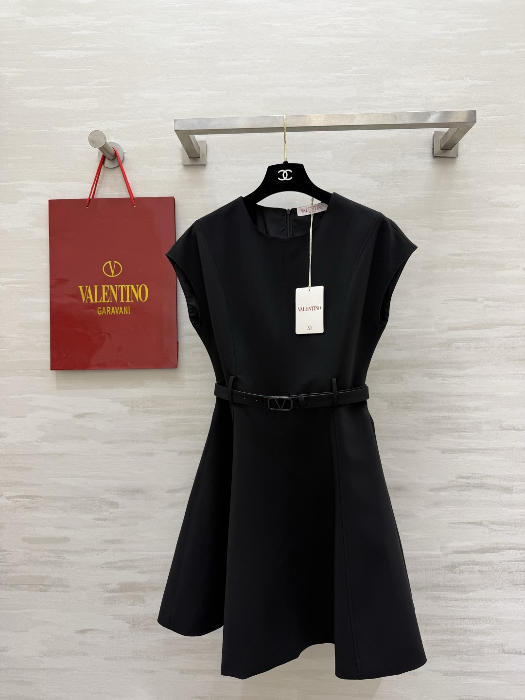 NO:861973,Valentin's classic sleeveless waist A-line dress｜Simple round neck, shoulder-covering and small flying sleeves design. Modify the arms to hide the muscles. Neat and elegant. Matching V-labeled belt of the same color. Precise waist tightening to create a 37-point figure. Optimized waistline. Three-dimensional tailoring with large A-swing skirt. Elegant curves when walking. Off-white/classic black two-color. High-quality customization.  Available in stock first size S/M/L/XL (M size bust 92, skirt length 90), Valentino-clothing, valentino, valentino, skirts,19860909Valentin经典无袖收腰A字连衣裙｜简约圆领盖肩小飞袖设计 修饰手臂藏拜拜肉 利落大气 配套同色V标腰带 精准收腰打造三七分身材 优化腰线 立体剪裁大A摆裙摆 走动自带优雅弧度 米白/经典黑双色 高品质定制 现货首发sizeS/M/L/XL（M码胸围92,裙长90）,华伦天奴-服装,valentino,valentino,skirts,,Women's clothing